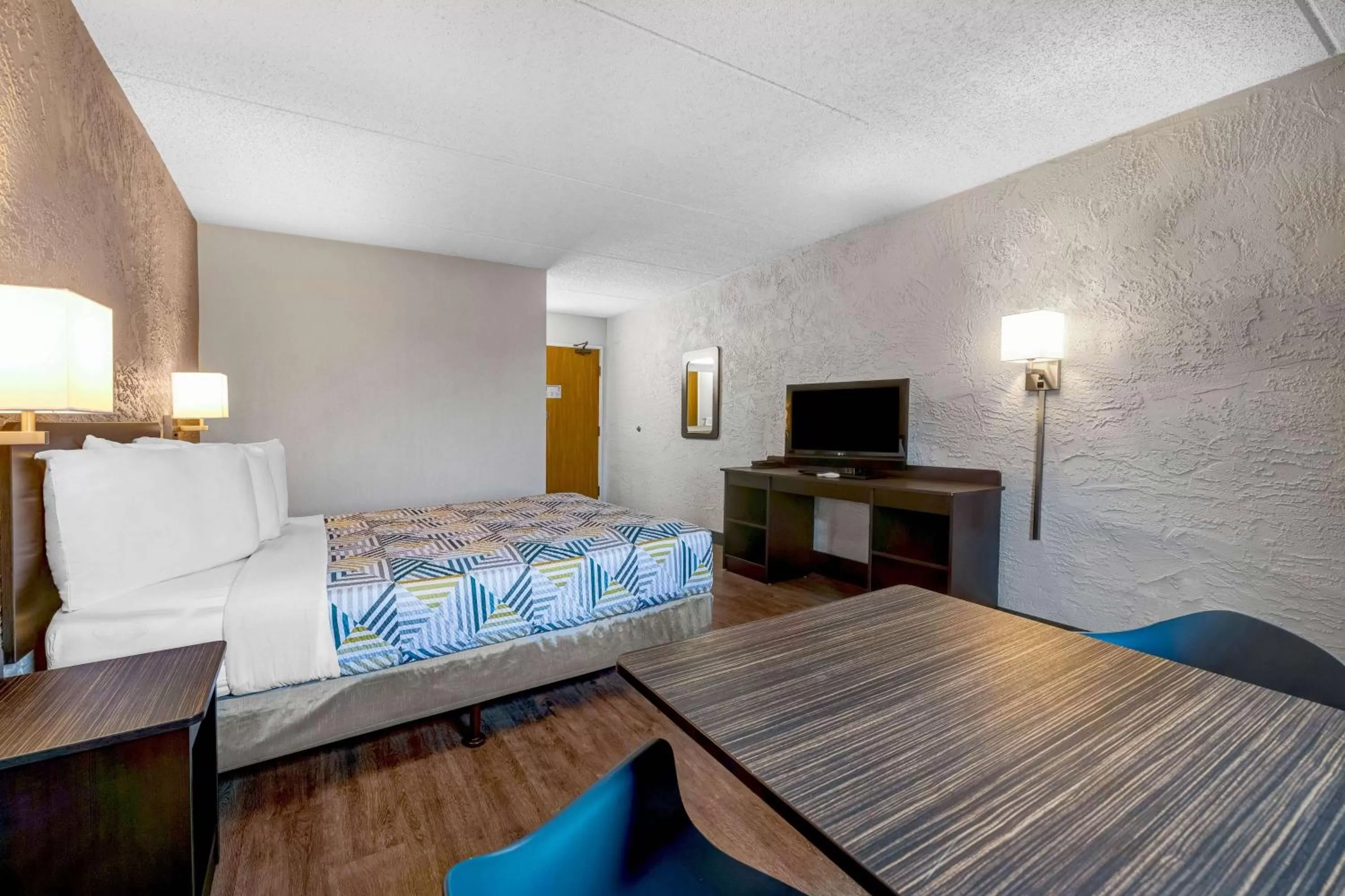 Bedroom, Bed in Motel 6-Elk Grove Village, IL - O'Hare