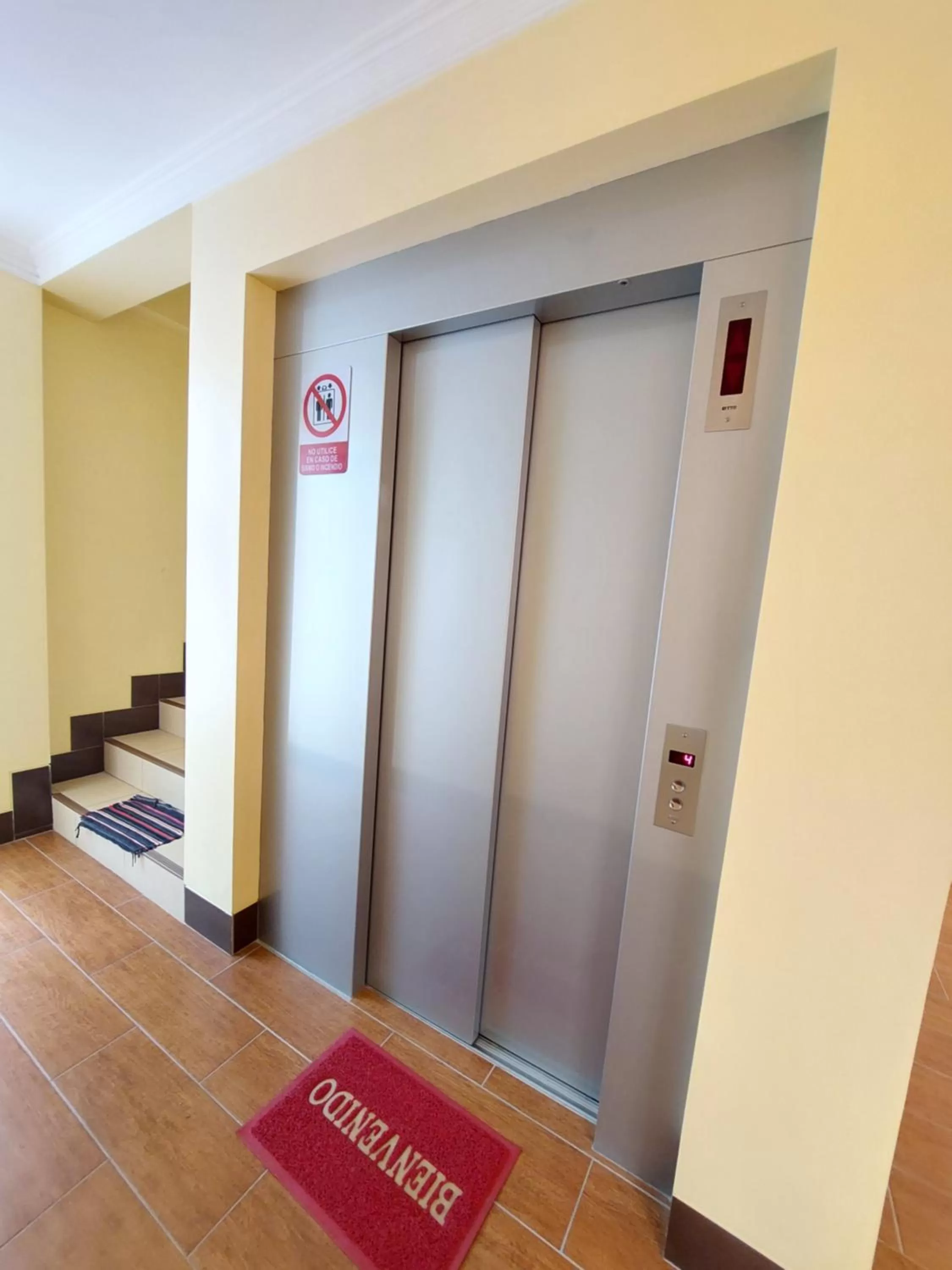 elevator in Hotel Boutique Vivenzo