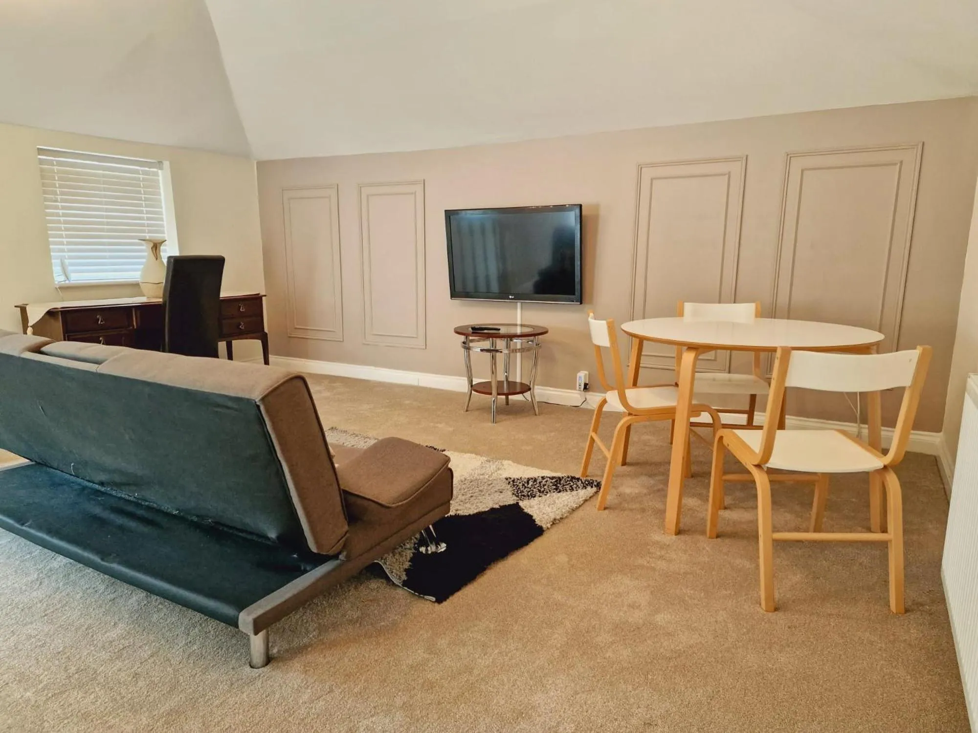 Living room in Wentworth House - Free Parking