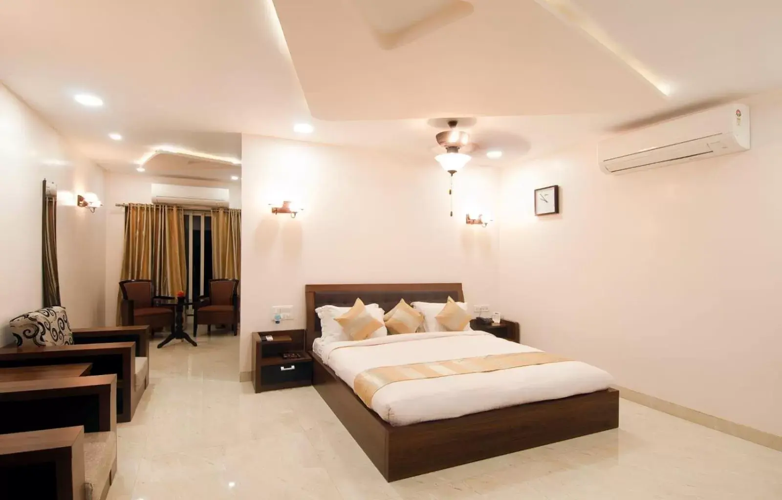 Suite - single occupancy in Hotel The Sudesh Suite - single occupancy in Hotel The Sudesh