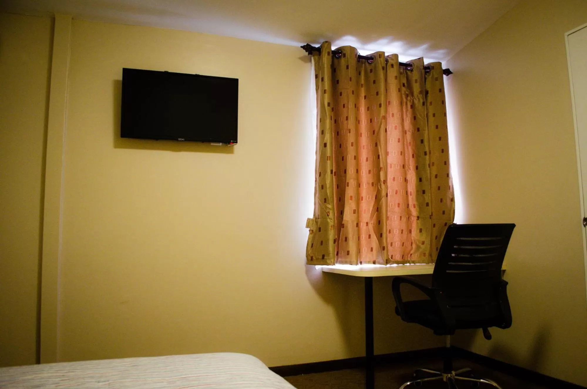 TV/Entertainment Center in Gess Hotel