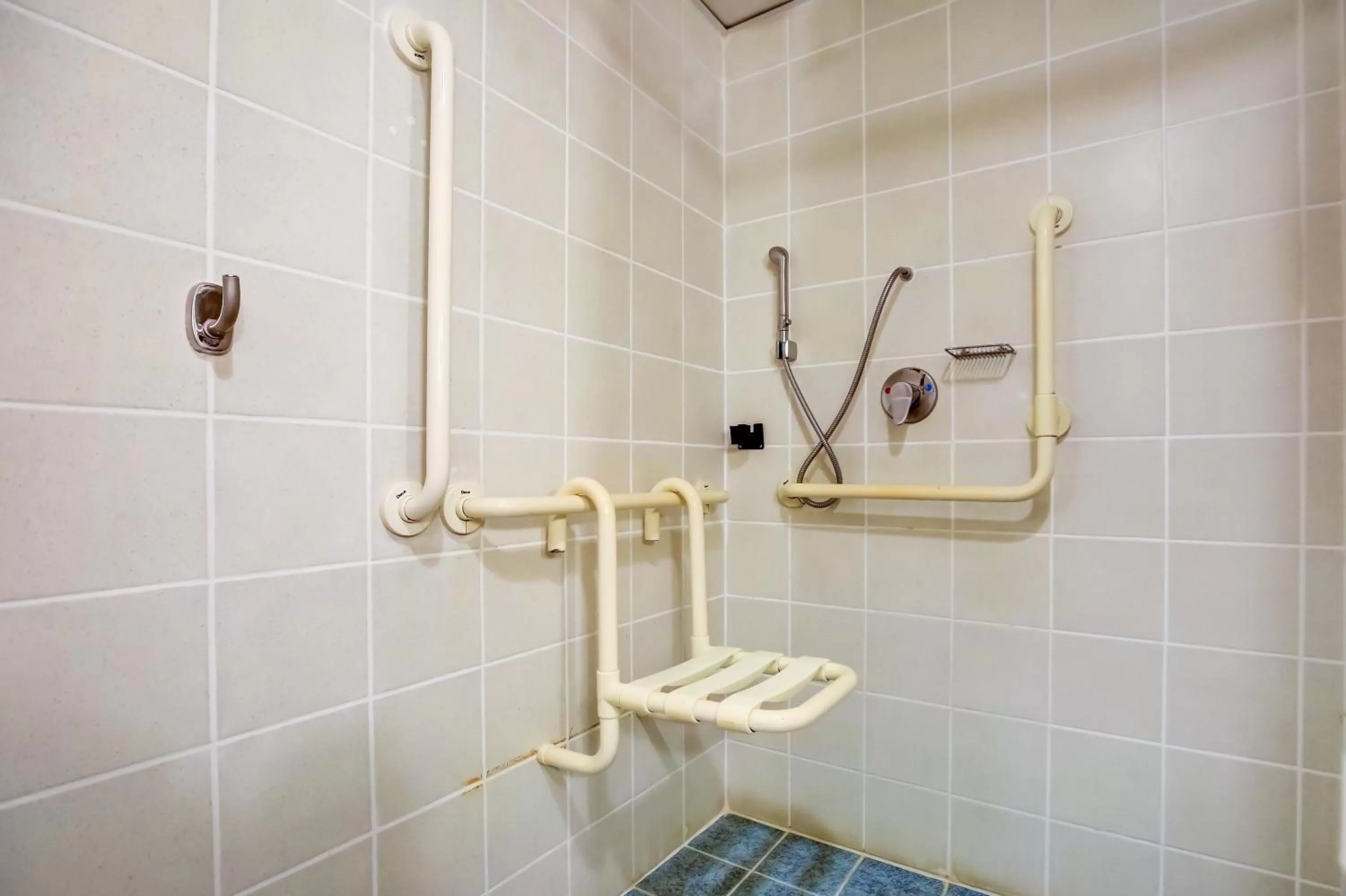 Shower in ibis Vitoria Praia do Canto