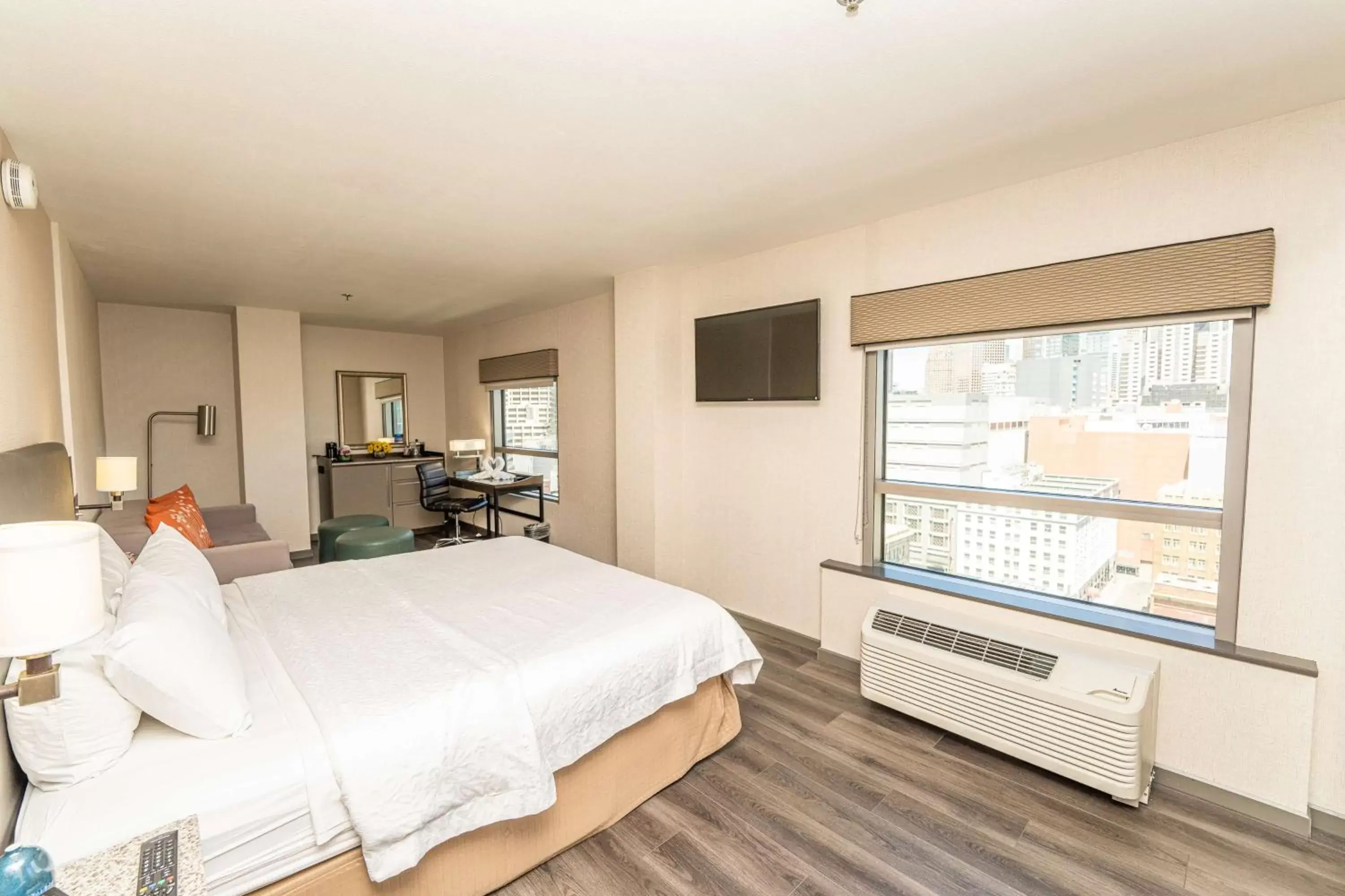 Premium Executive King Room - Non-Smoking in Hampton Inn San Francisco Downtown/Convention Center Premium Executive King Room - Non-Smoking in Hampton Inn San Francisco Downtown/Convention Center