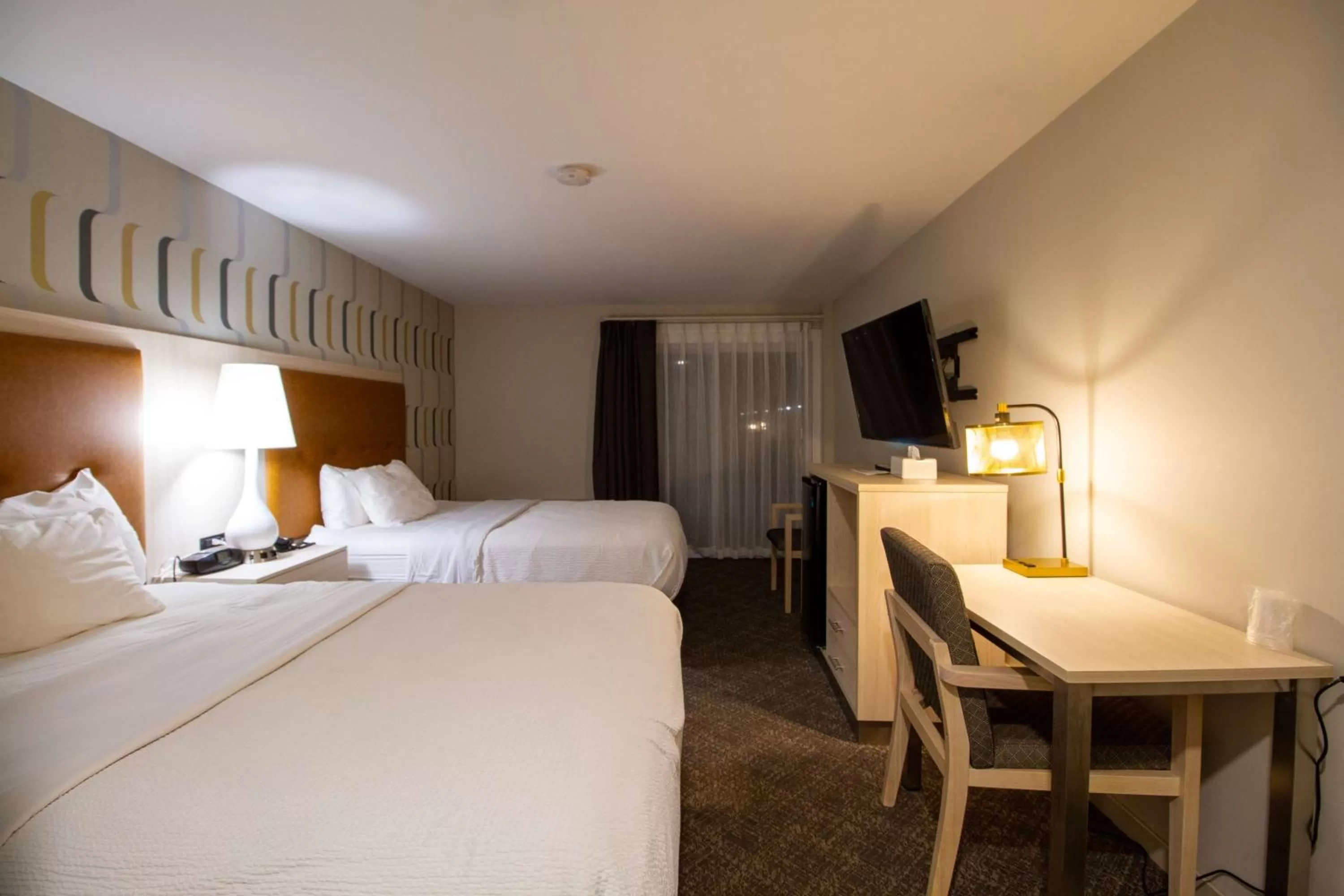 Bedroom, Bed in Woodwards White Mountain Resort, BW Signature Collection