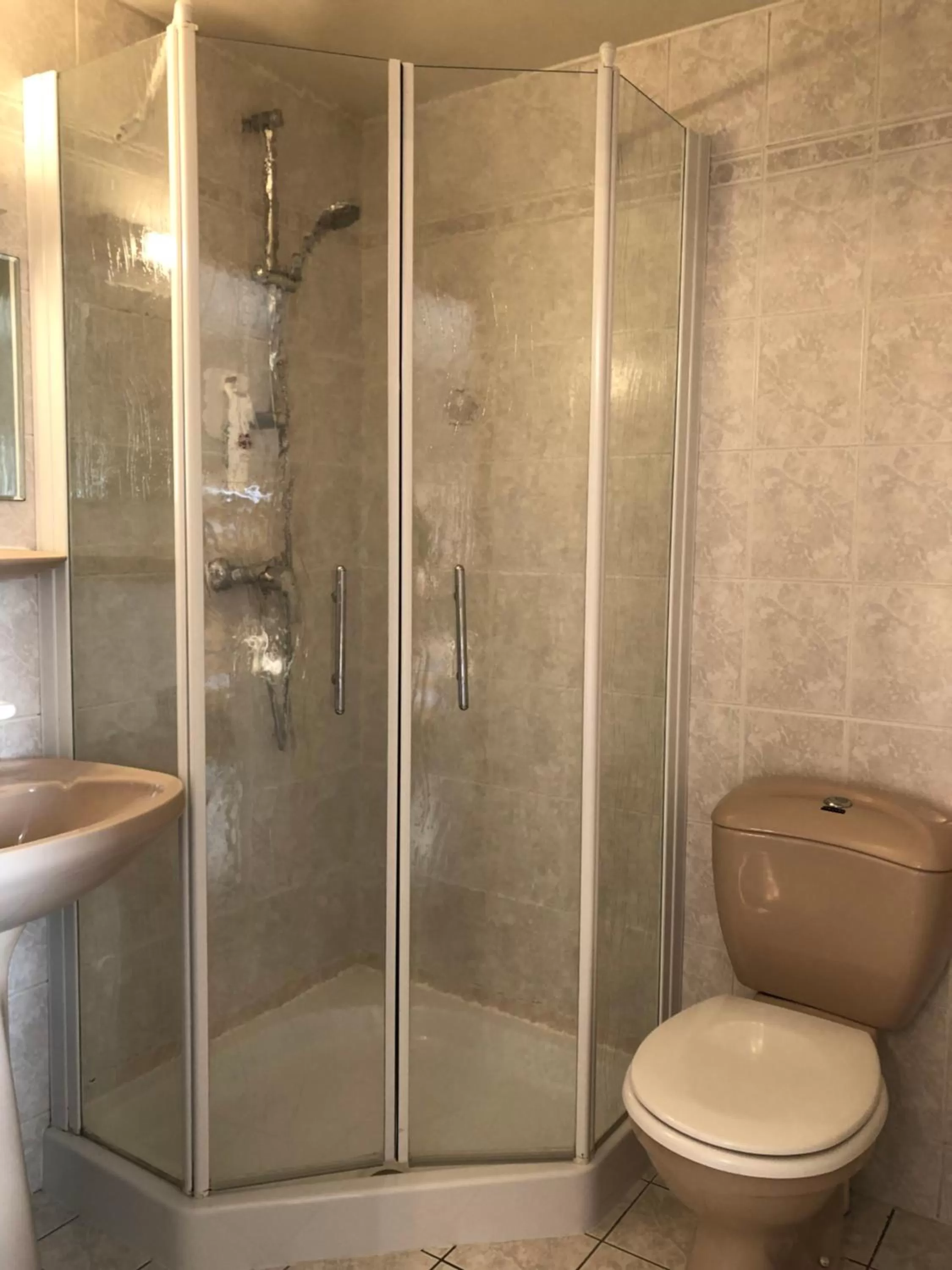 Bathroom in Enzo Hotels Neufchâteau by Kyriad Direct