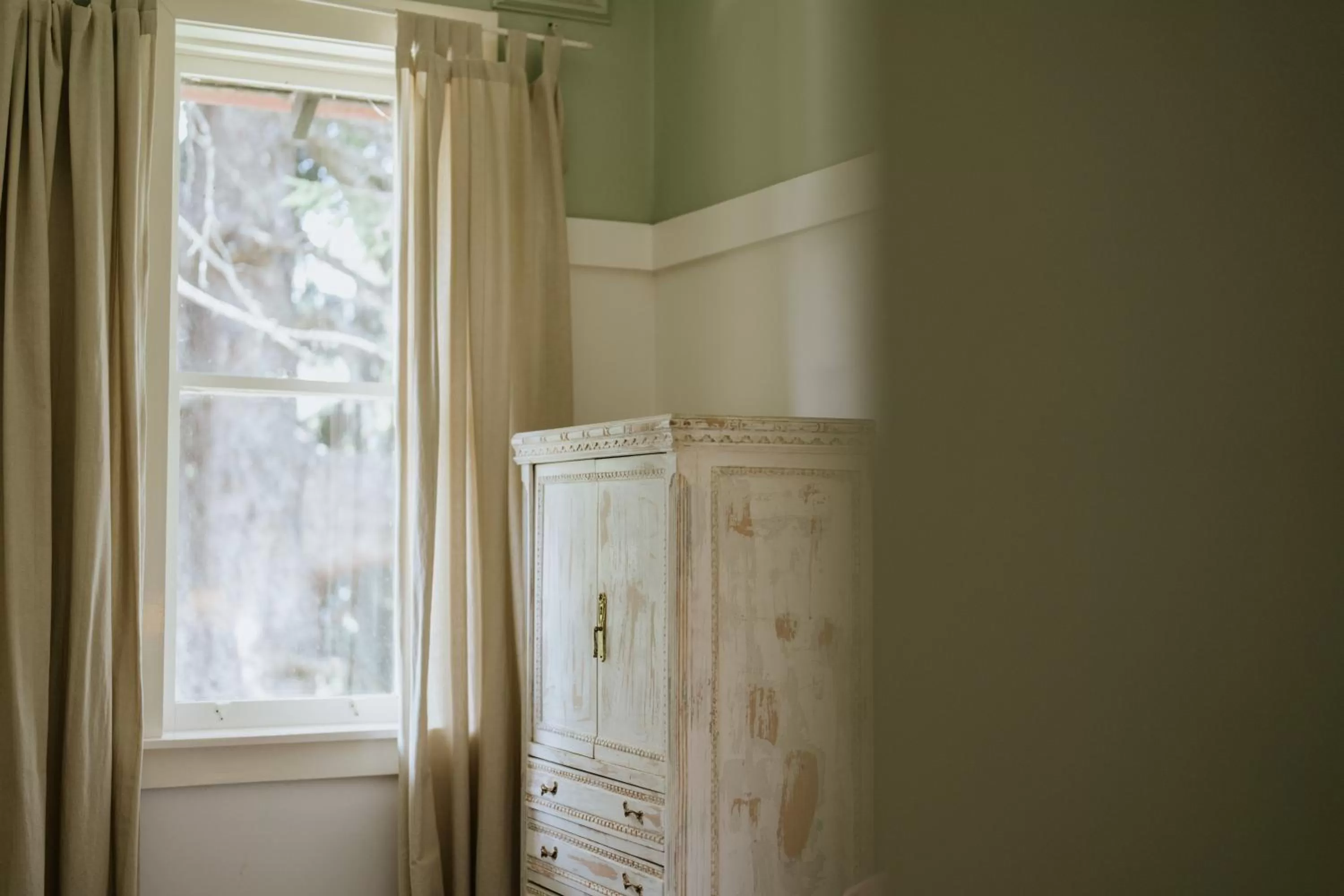 wardrobe in Bundanoon Hotel