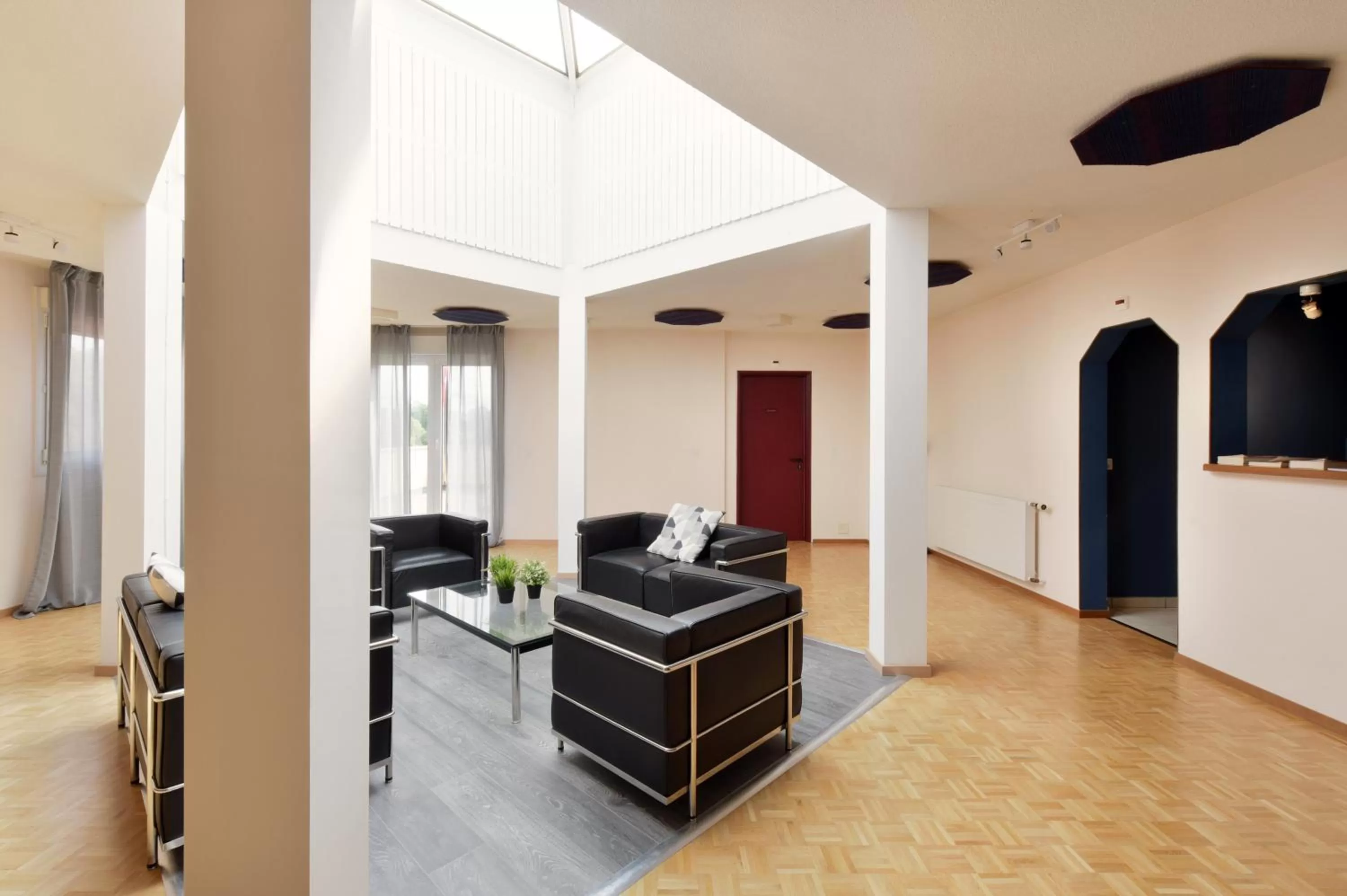 Communal lounge/ TV room in Hôtel des Mosaiques