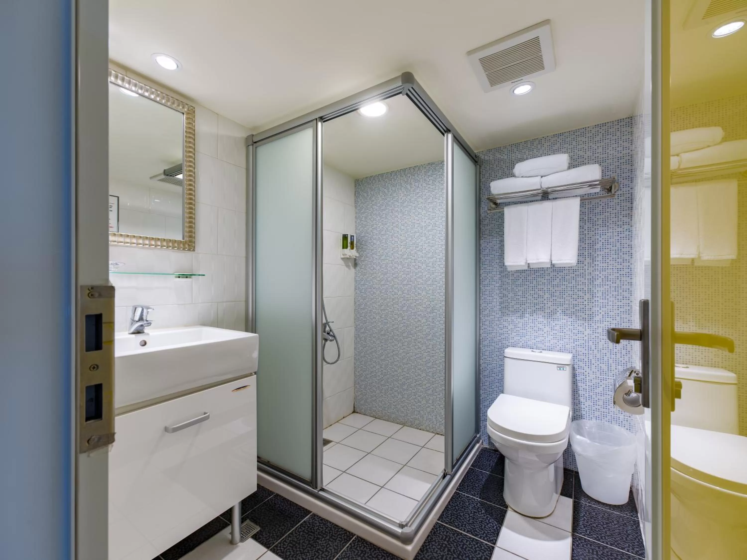Shower in Ximenhotel-Xining西門大飯店-西寧館