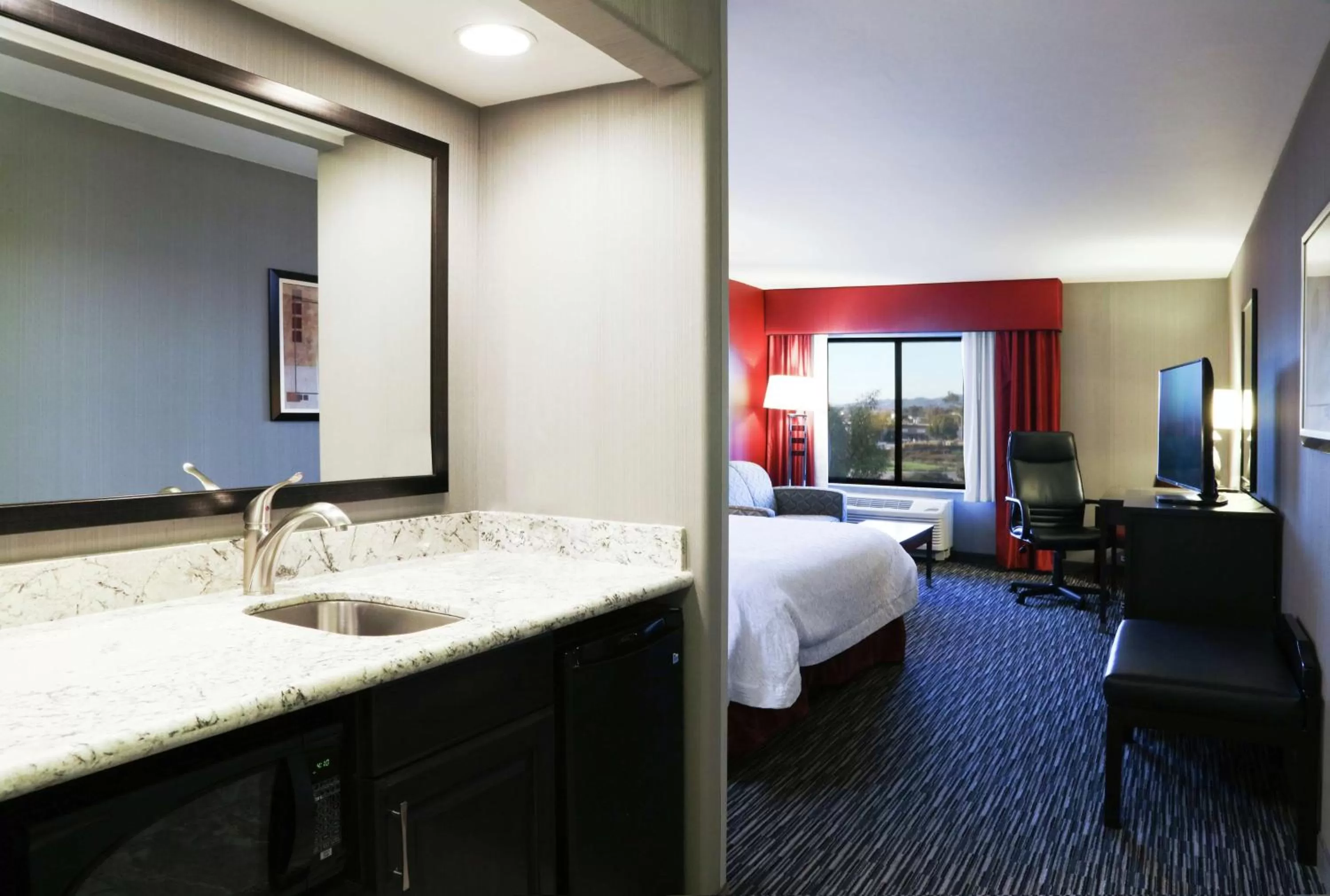Photo of the whole room, Bed in Hampton Inn & Suites Temecula
