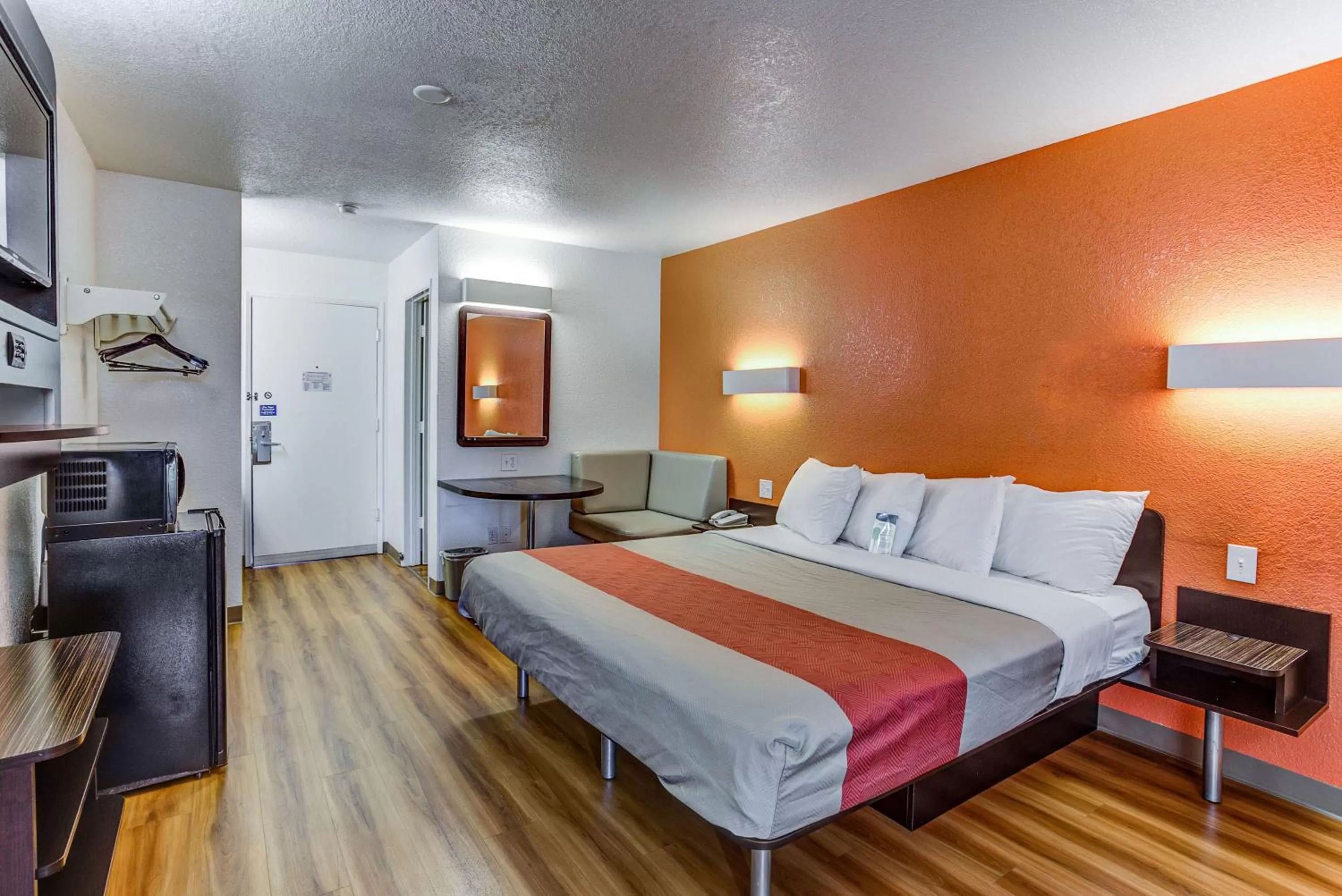 TV and multimedia, Bed in Motel 6-Portland, OR - Tigard West