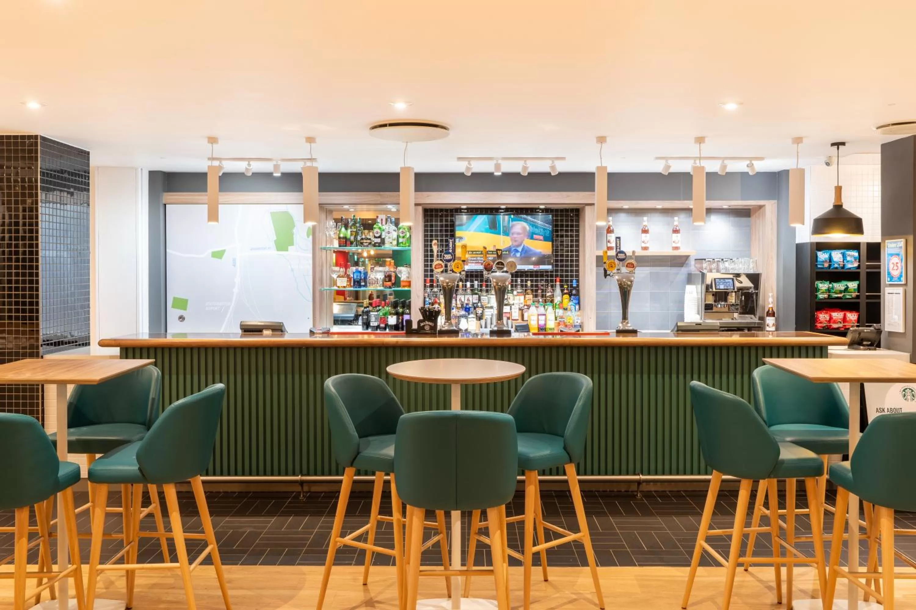 Lounge or bar in Holiday Inn Southampton Eastleigh by IHG