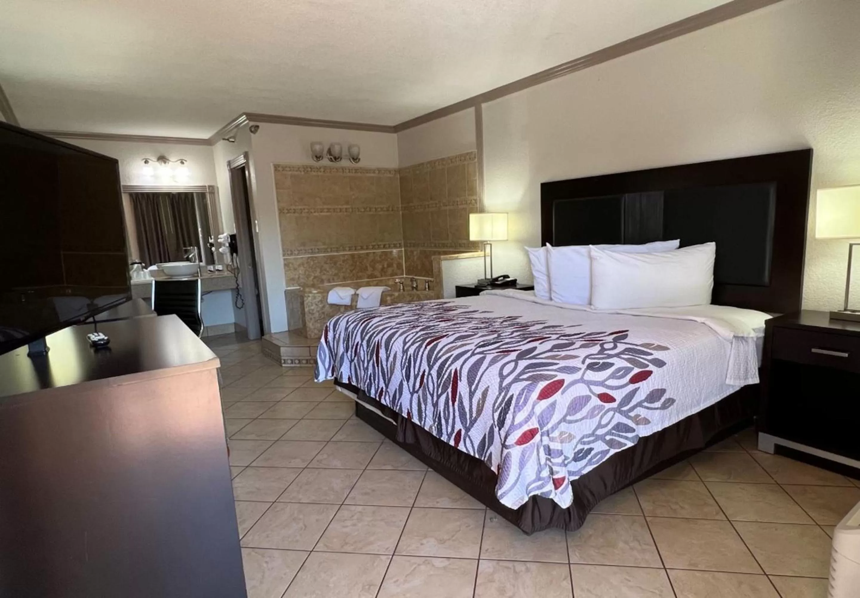 Photo of the whole room, Bed in Red Roof Inn College Station