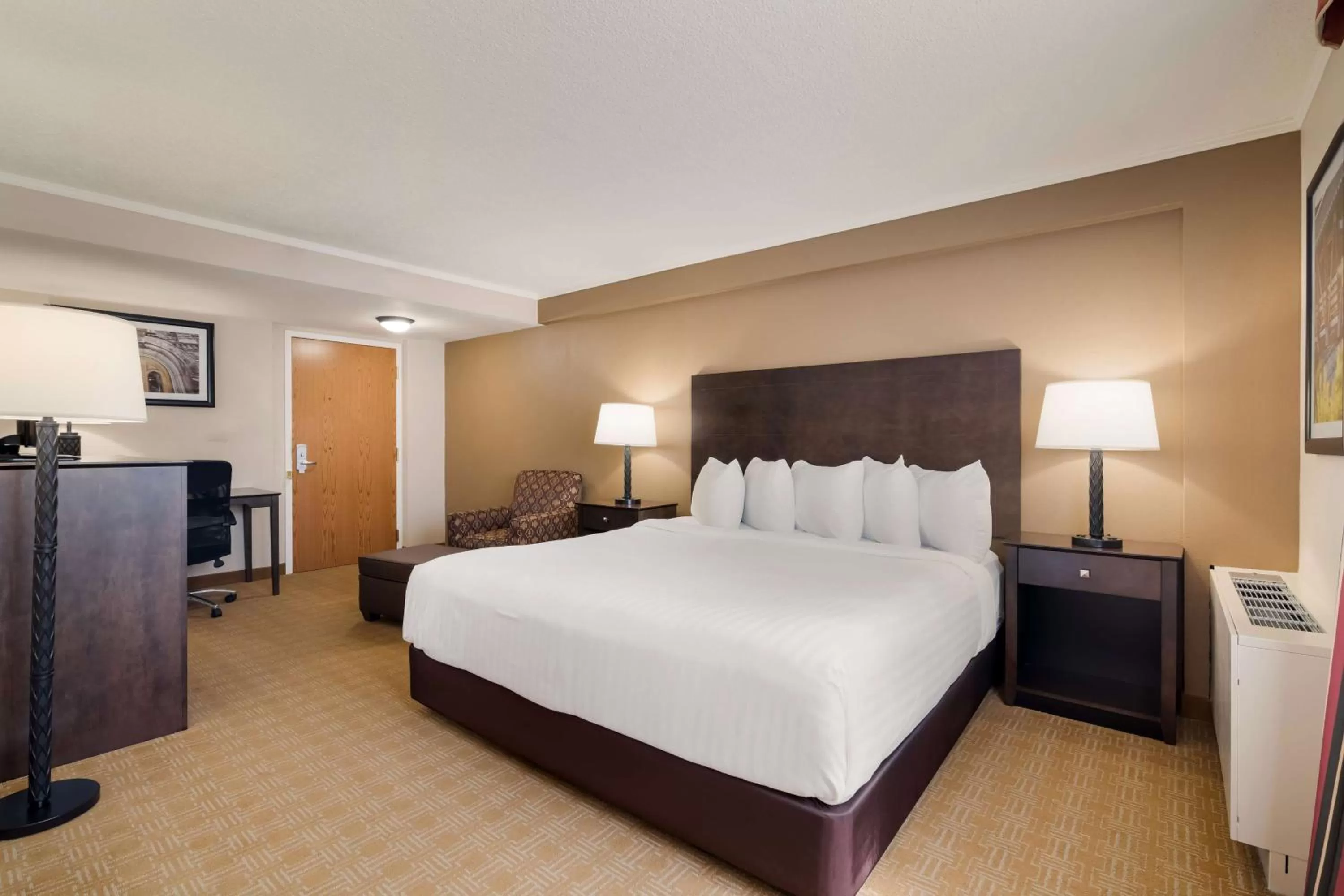 Bedroom, Bed in Best Western University Inn