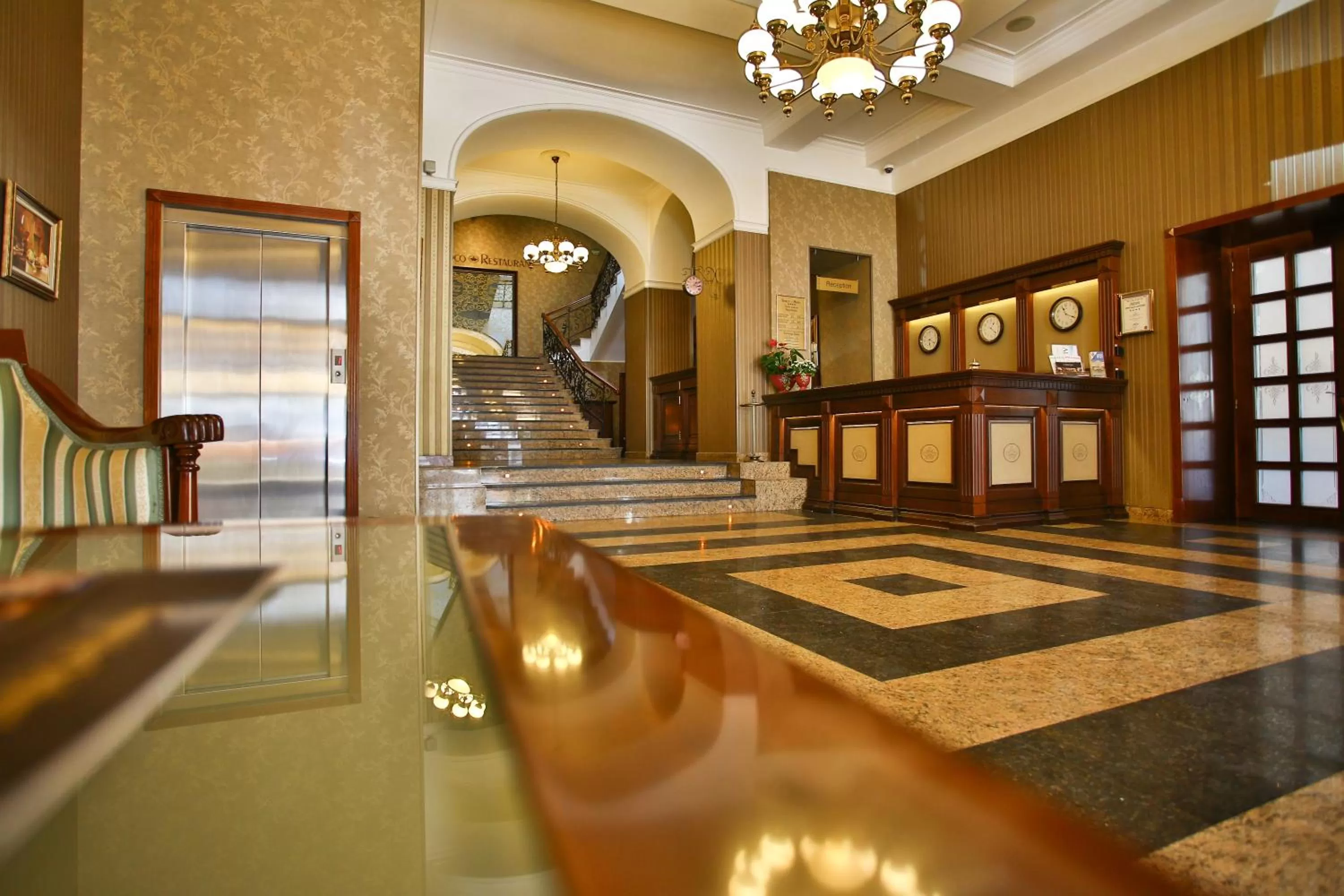 Restaurant/places to eat, Lobby/Reception in Hotel Select
