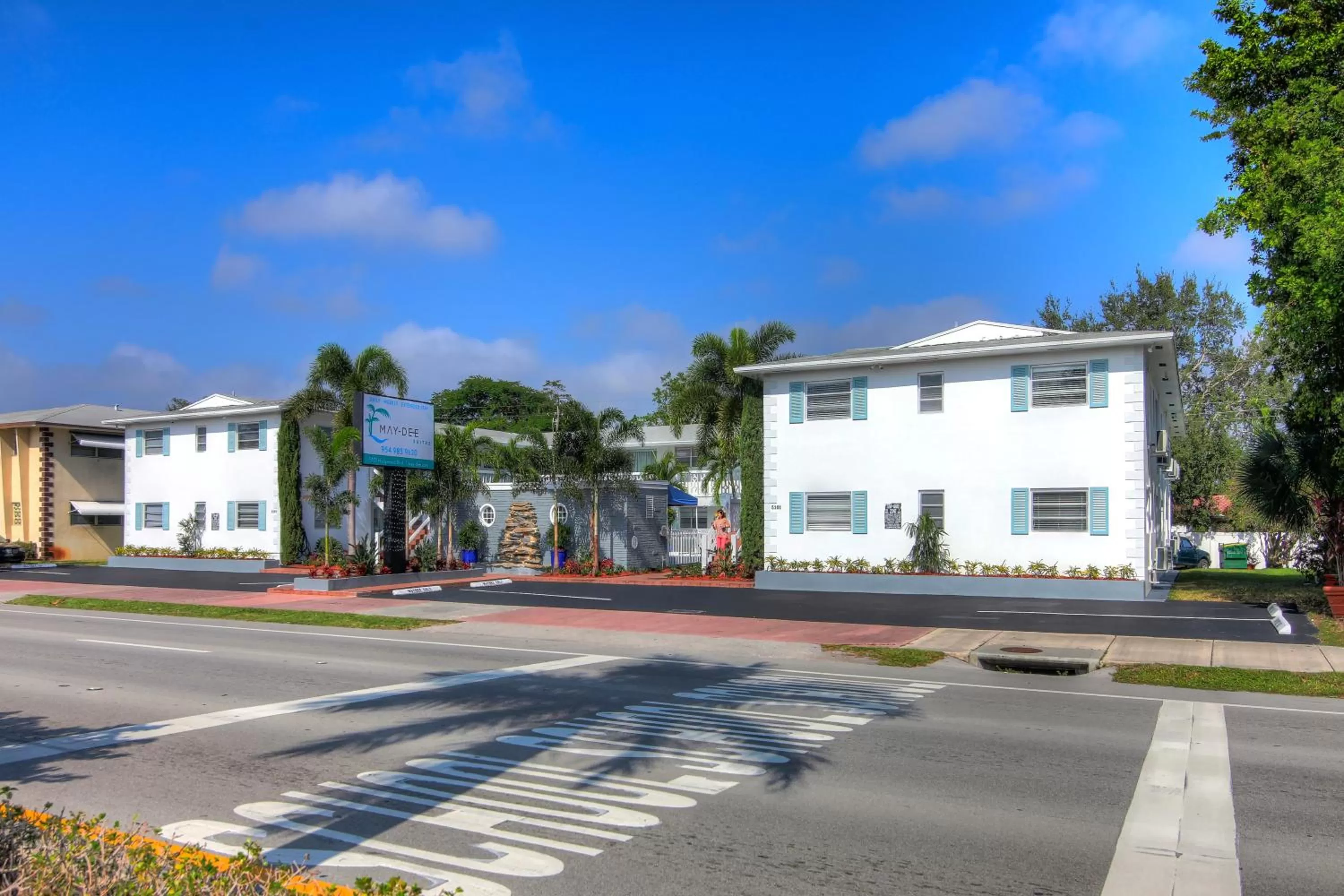 Property building in May-Dee Suites in Florida
