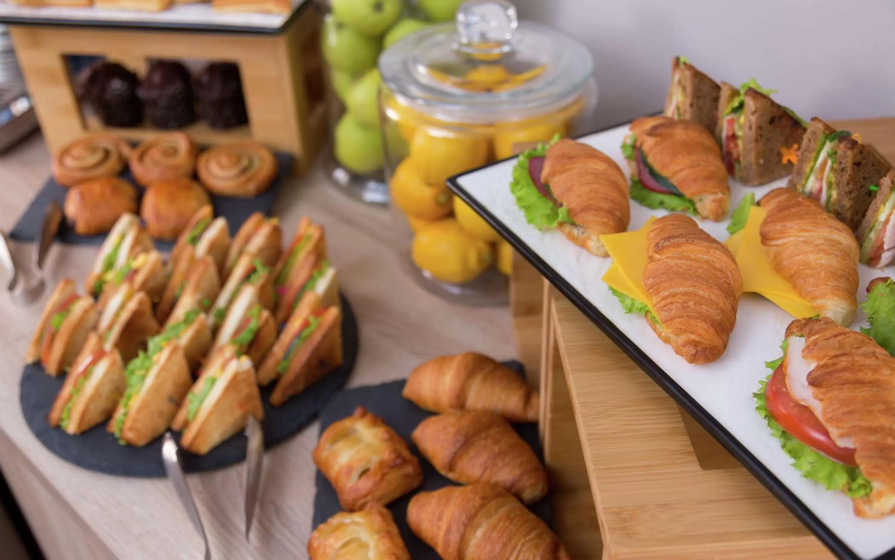 Dining area in Hampton By Hilton Astana Triumphal Arch