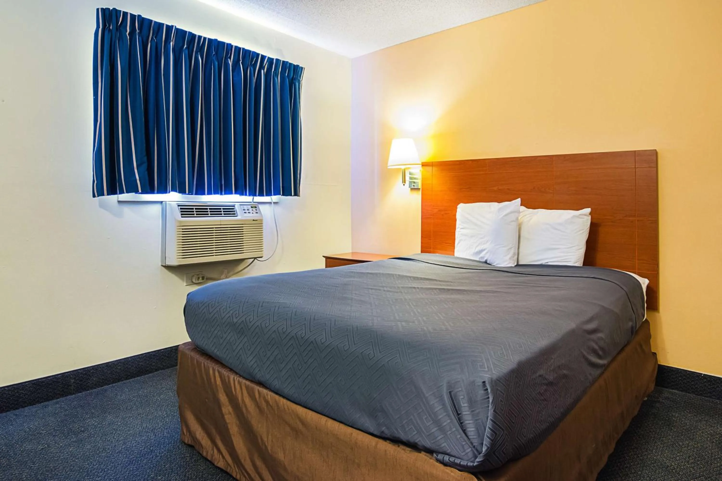 Photo of the whole room, Bed in Motel 6-Fayetteville, NC - Fort Liberty Area