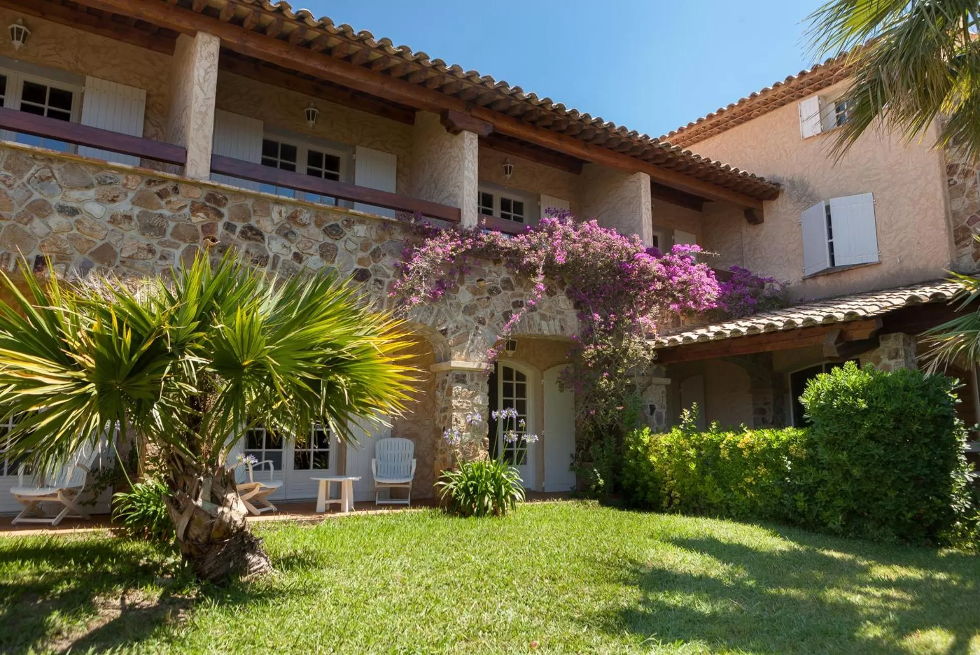 Property building in L' Escapade Hôtel & Restaurant