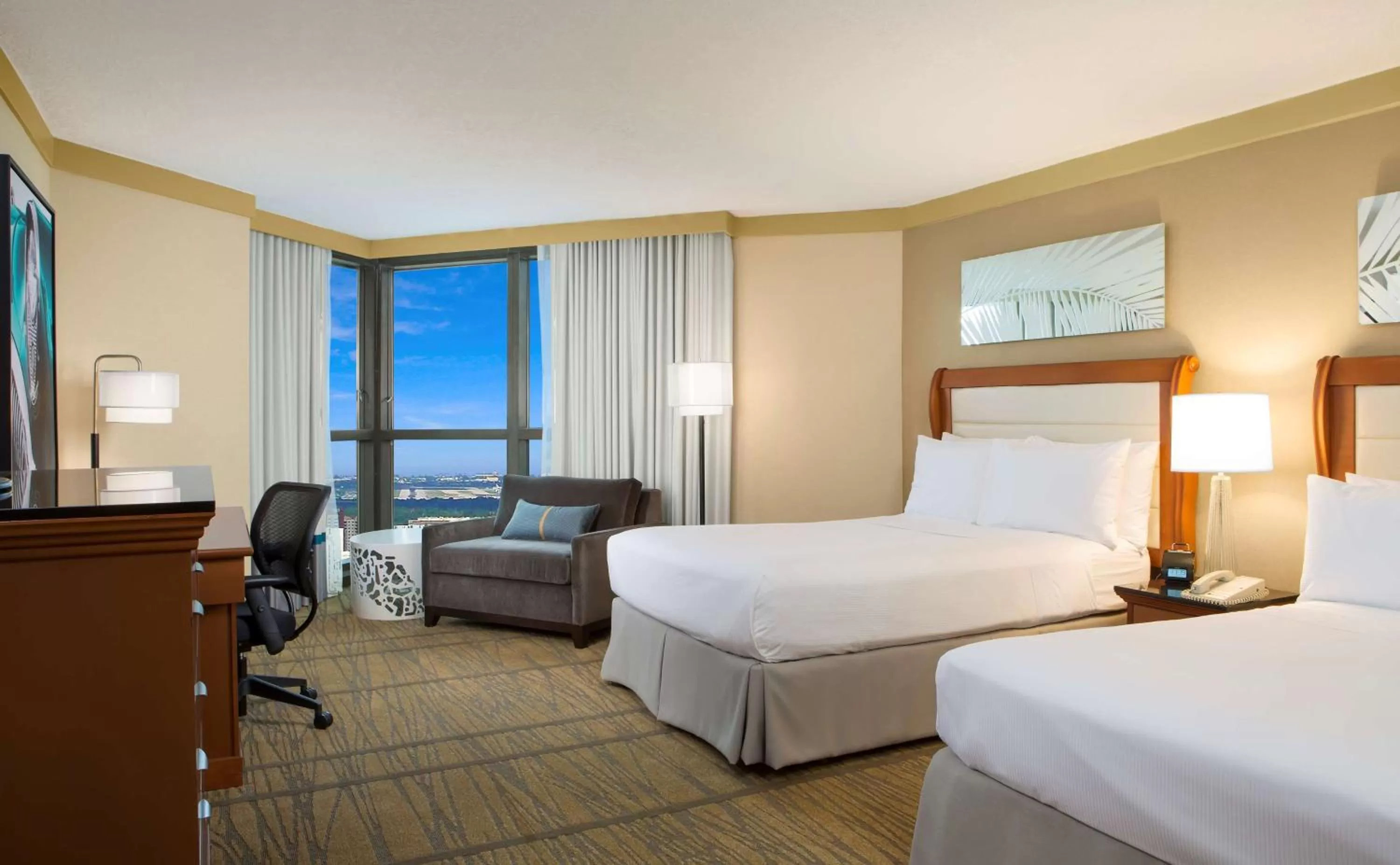 Bed in DoubleTree by Hilton Hotel Miami Airport & Convention Center