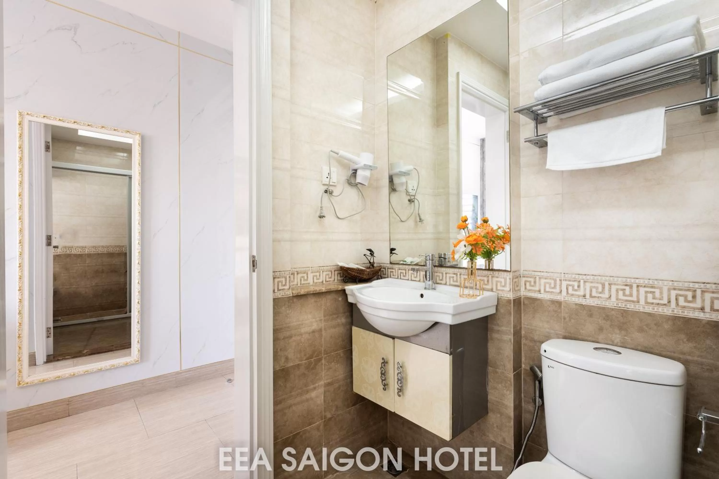 Shower in EEA Central Saigon Hotel