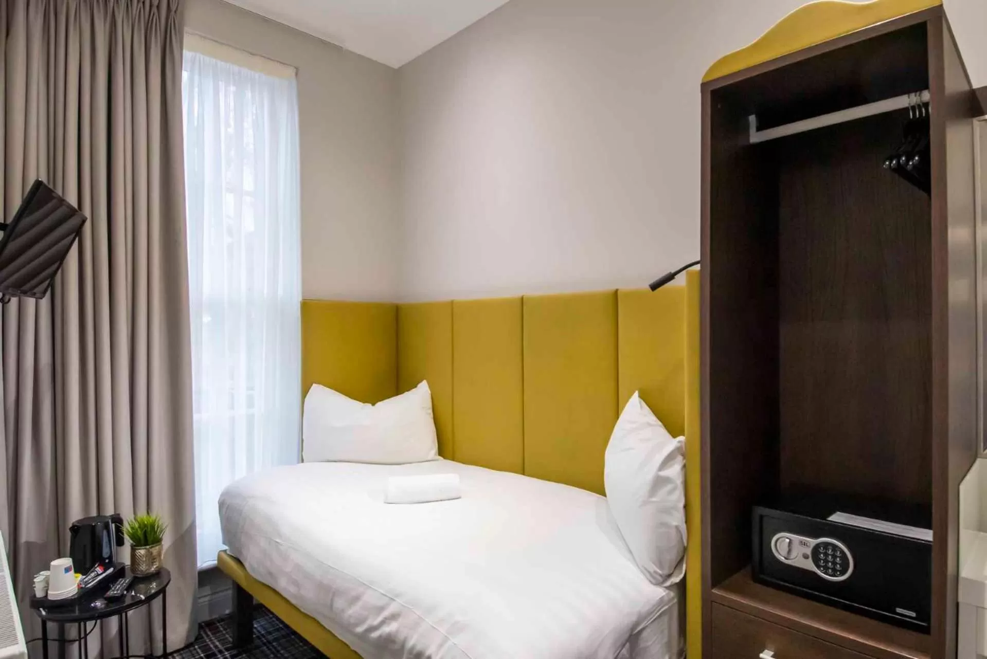 Communal lounge/ TV room, Bed in Howard Winchester Hotel