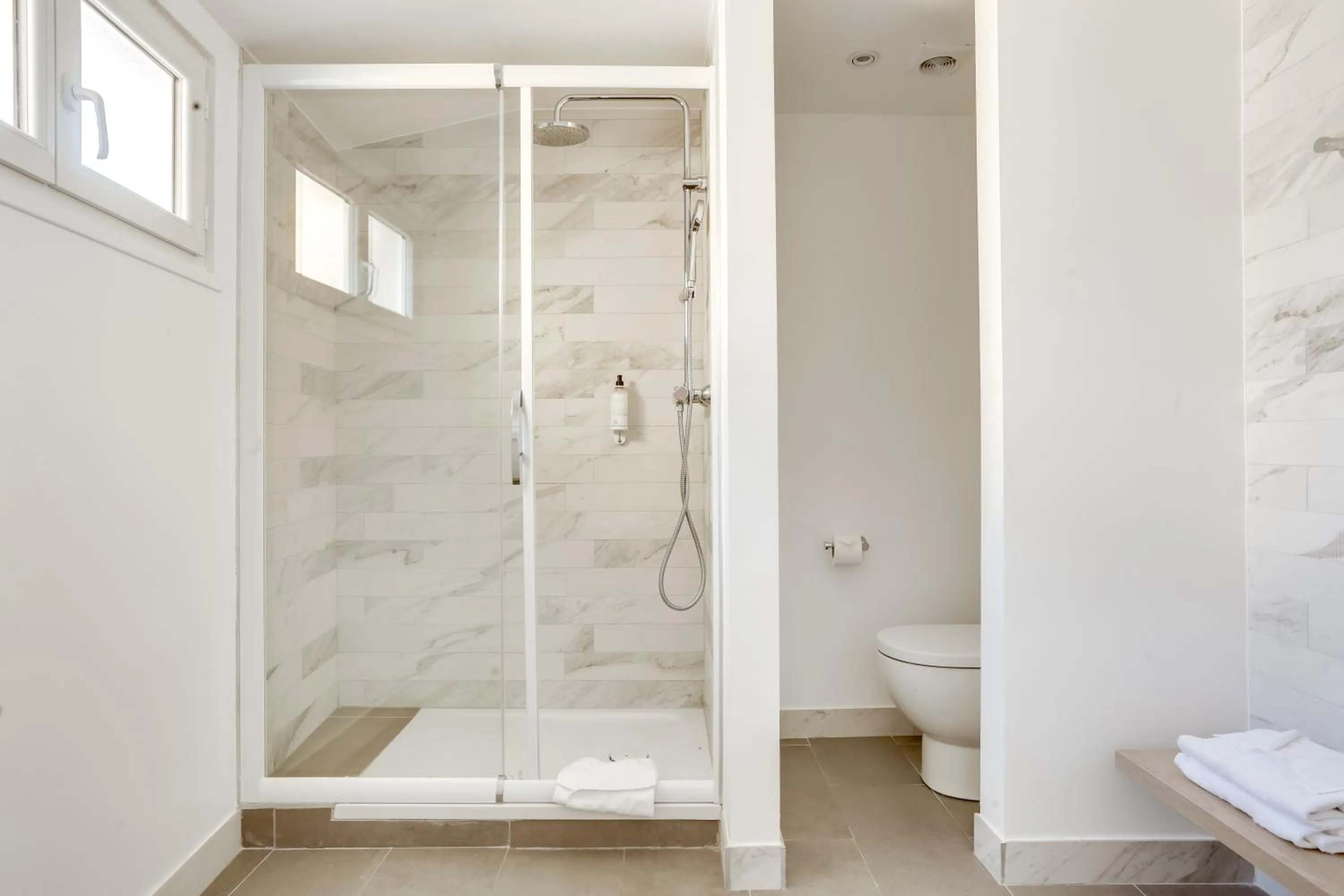 Shower in Hotel Courseine