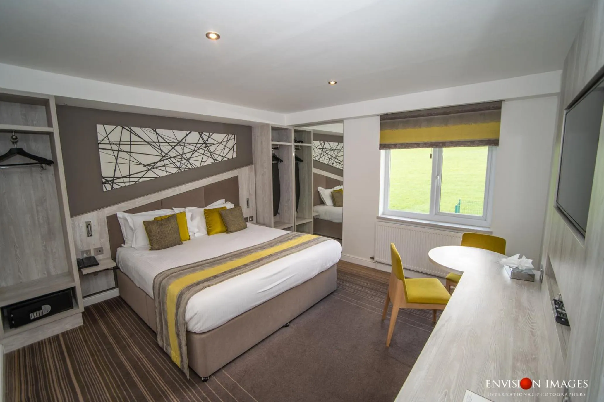 Photo of the whole room, Bed in Red Hall Hotel