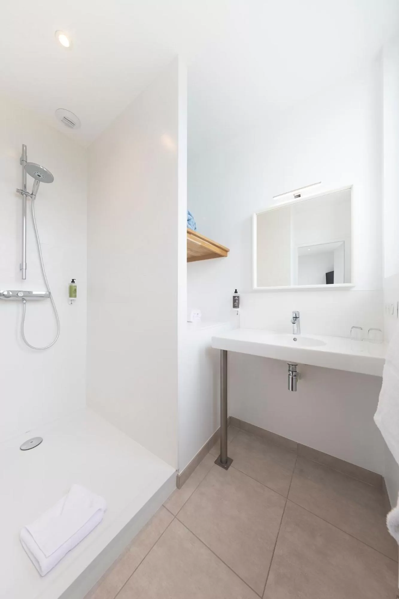 Bathroom in Hôtel Spa De La Citadelle Lorient