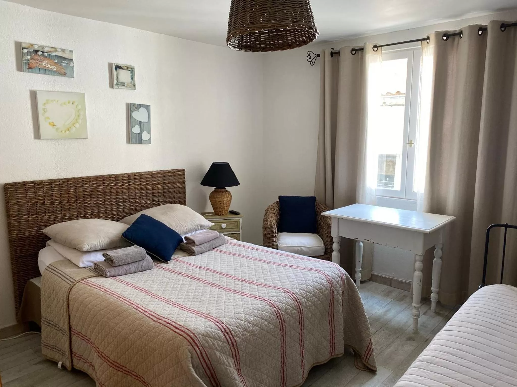 Property building, Bed in Hôtel Restaurant Le Provençal