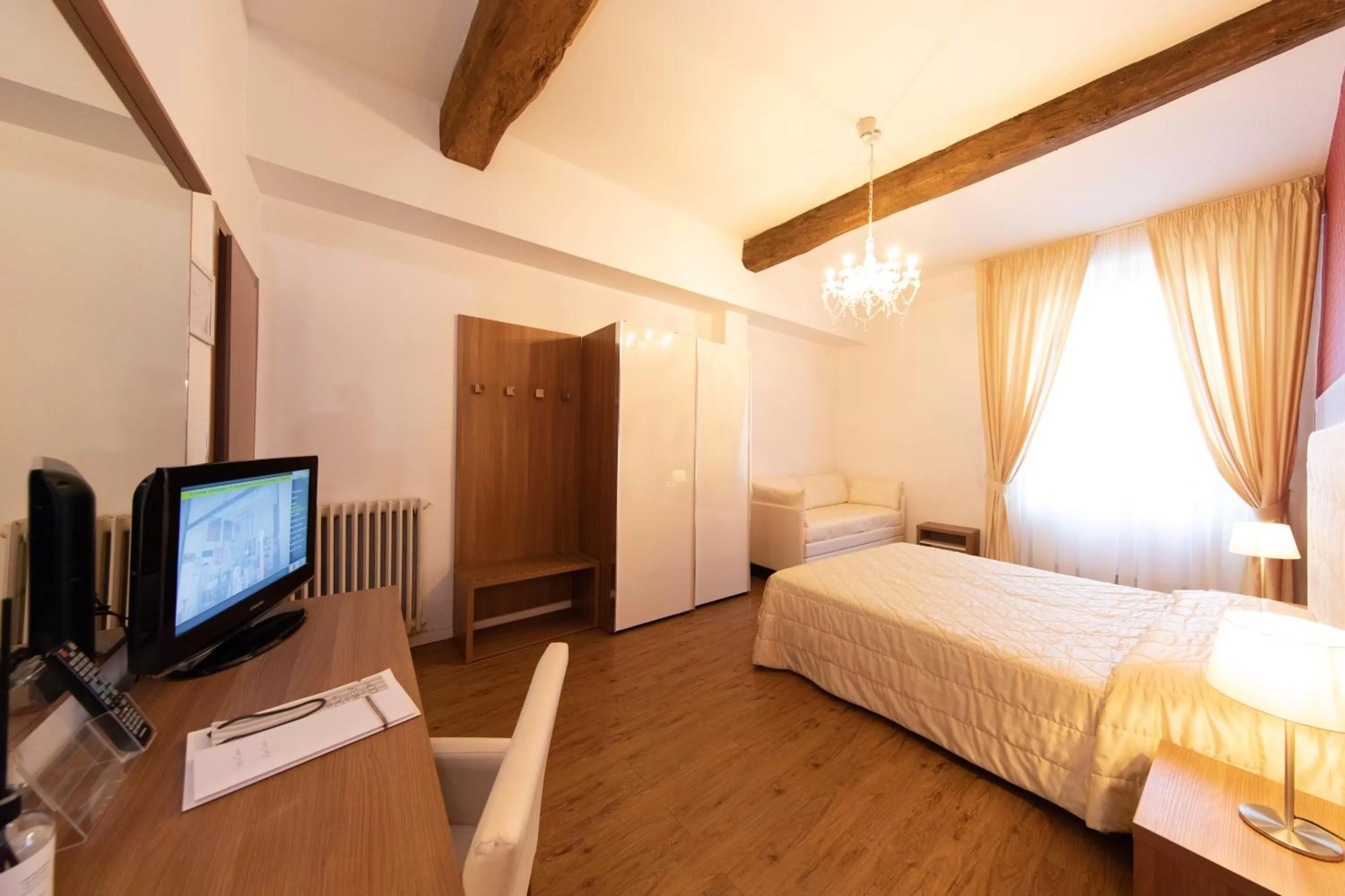 Photo of the whole room, Bed in Albergo Rossini 1936