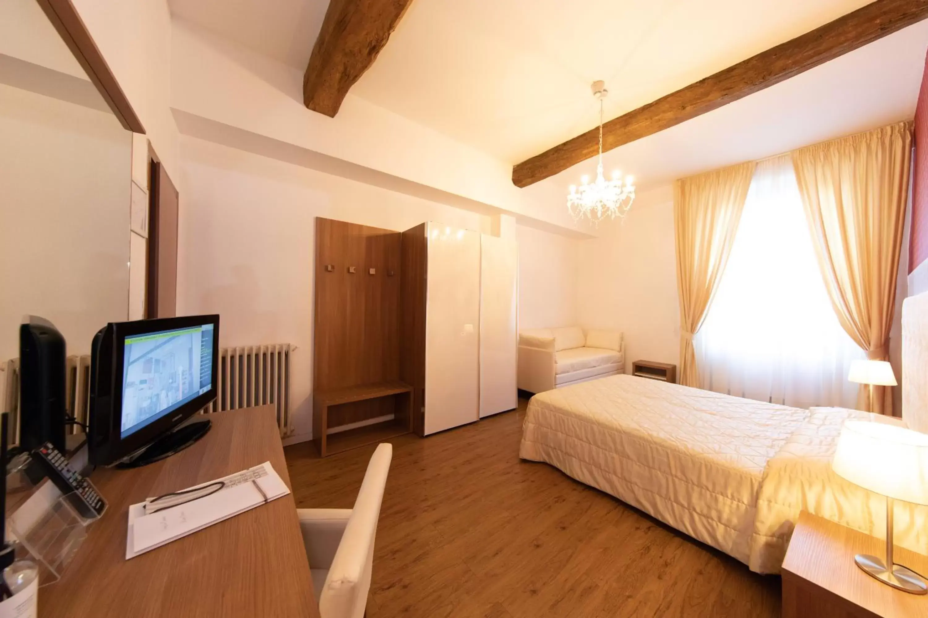 Triple Room in Albergo Rossini 1936 - Small & Charming Triple Room in Albergo Rossini 1936 - Small & Charming