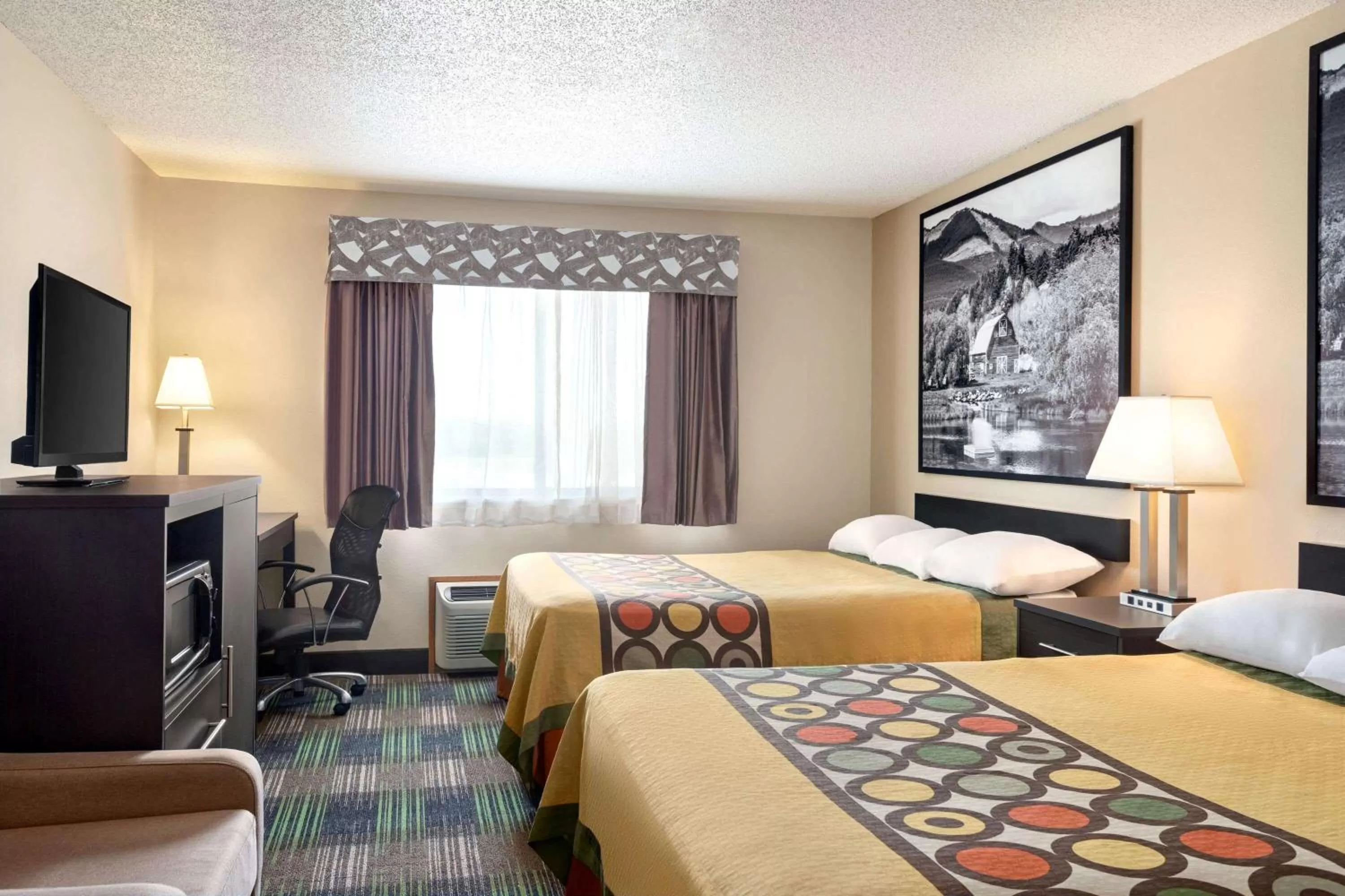 Photo of the whole room, Bed in Super 8 by Wyndham Chillicothe