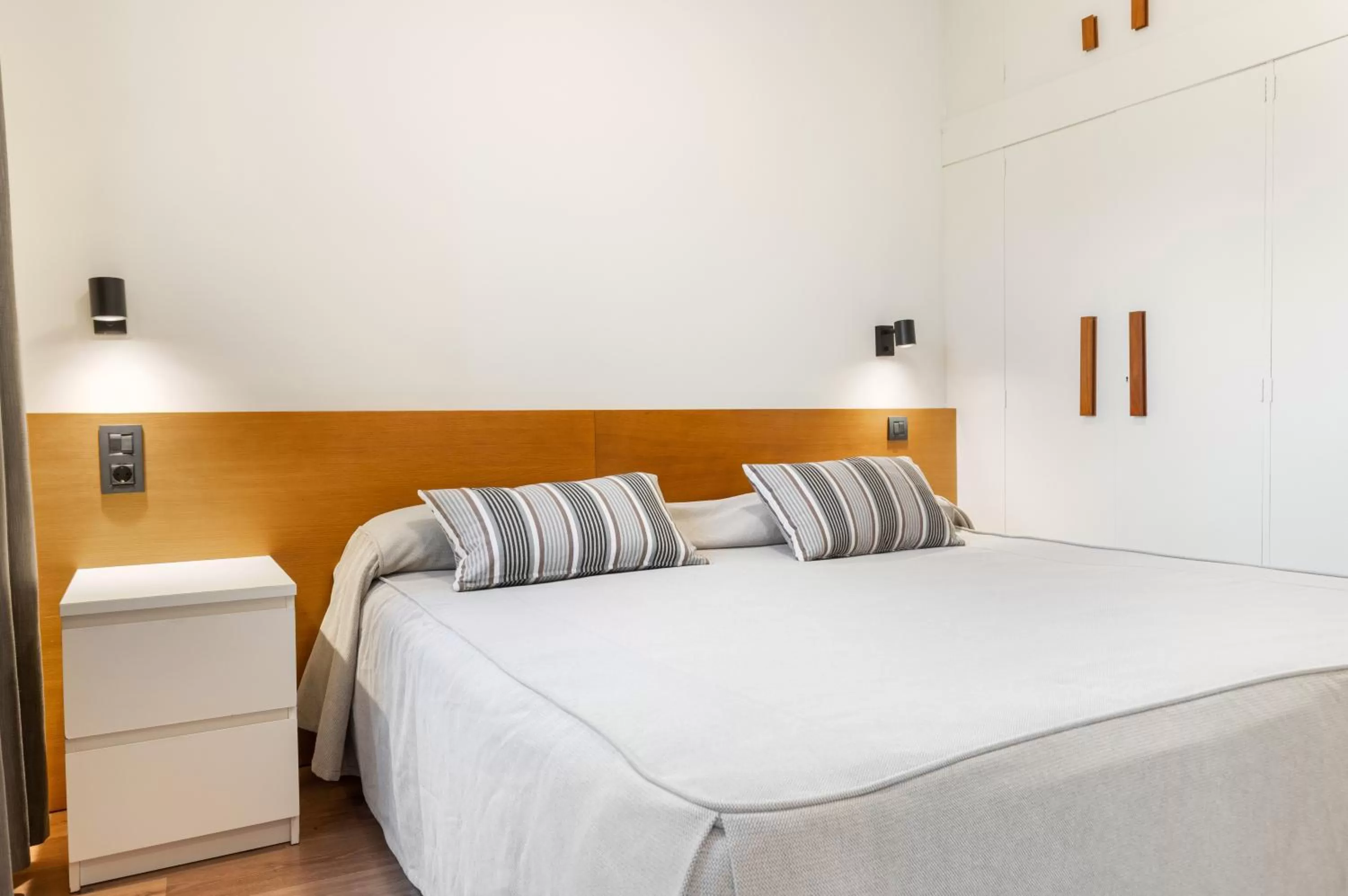 Bed in Atica Apartments - by Weflating