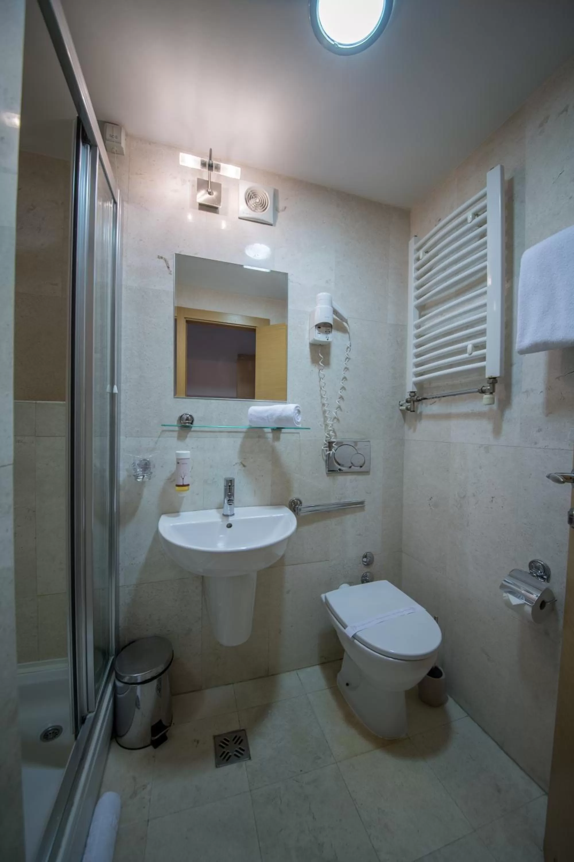 Shower in Putnik Inn Belgrade