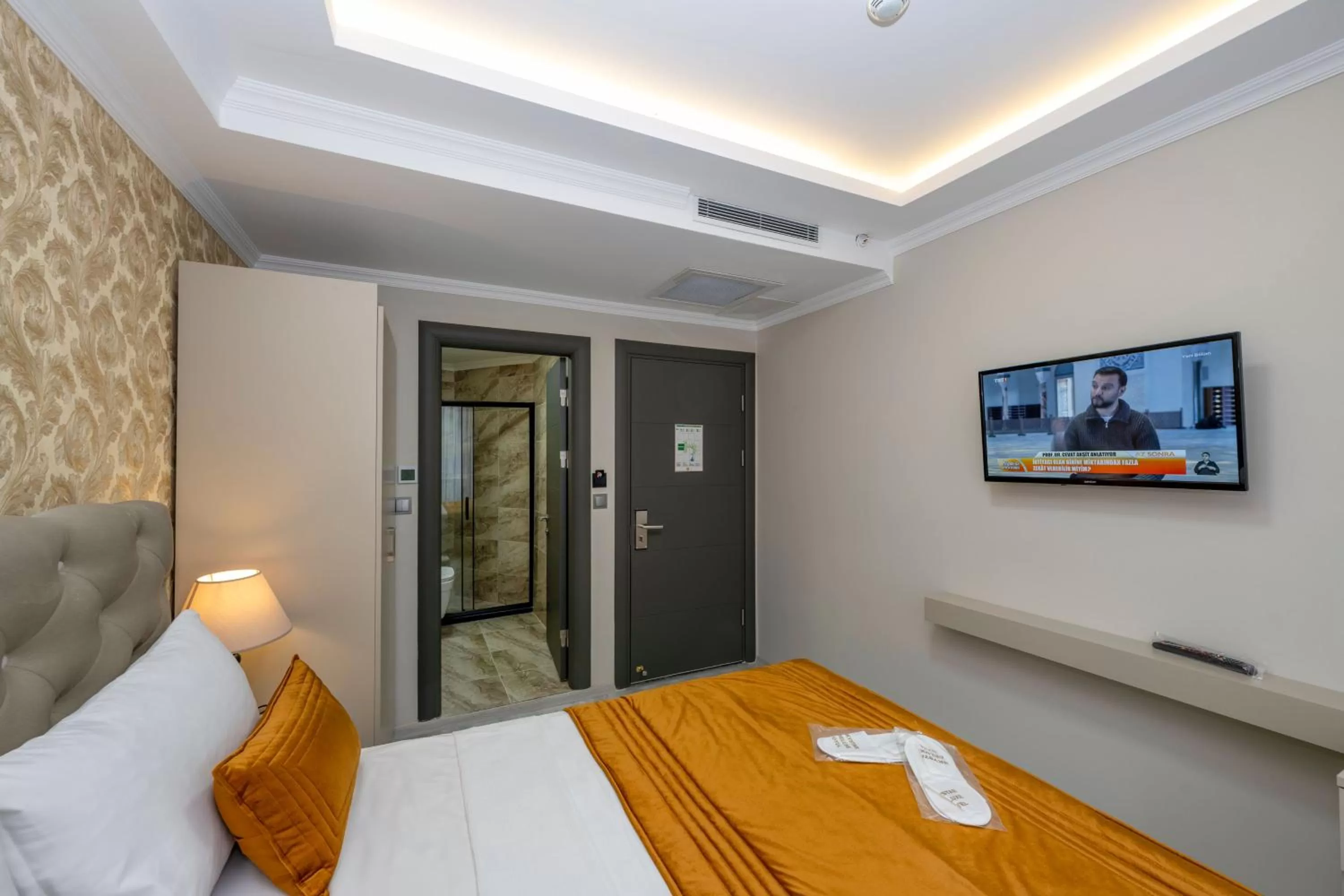 Shower, Bed in SKYSTAR DELUXE HOTEL