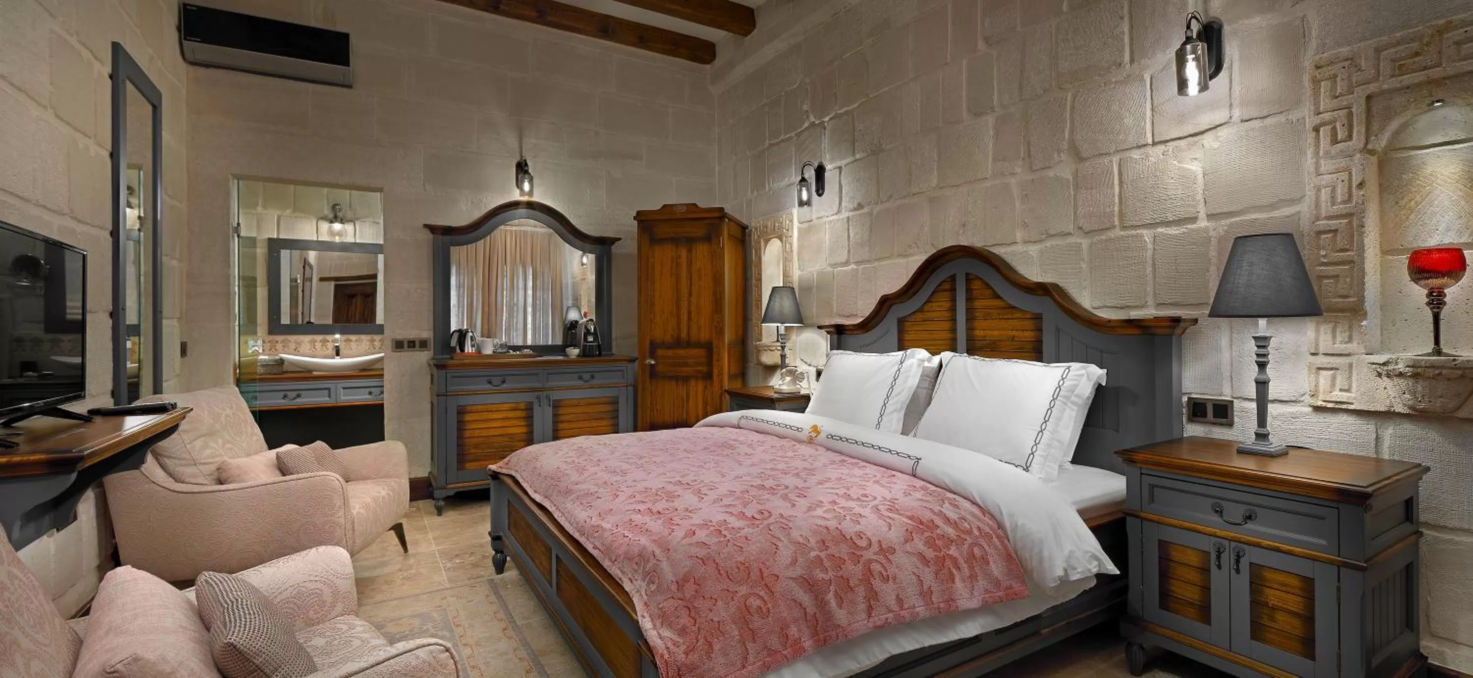 Bed in Seraphim Cave Suites & SPA