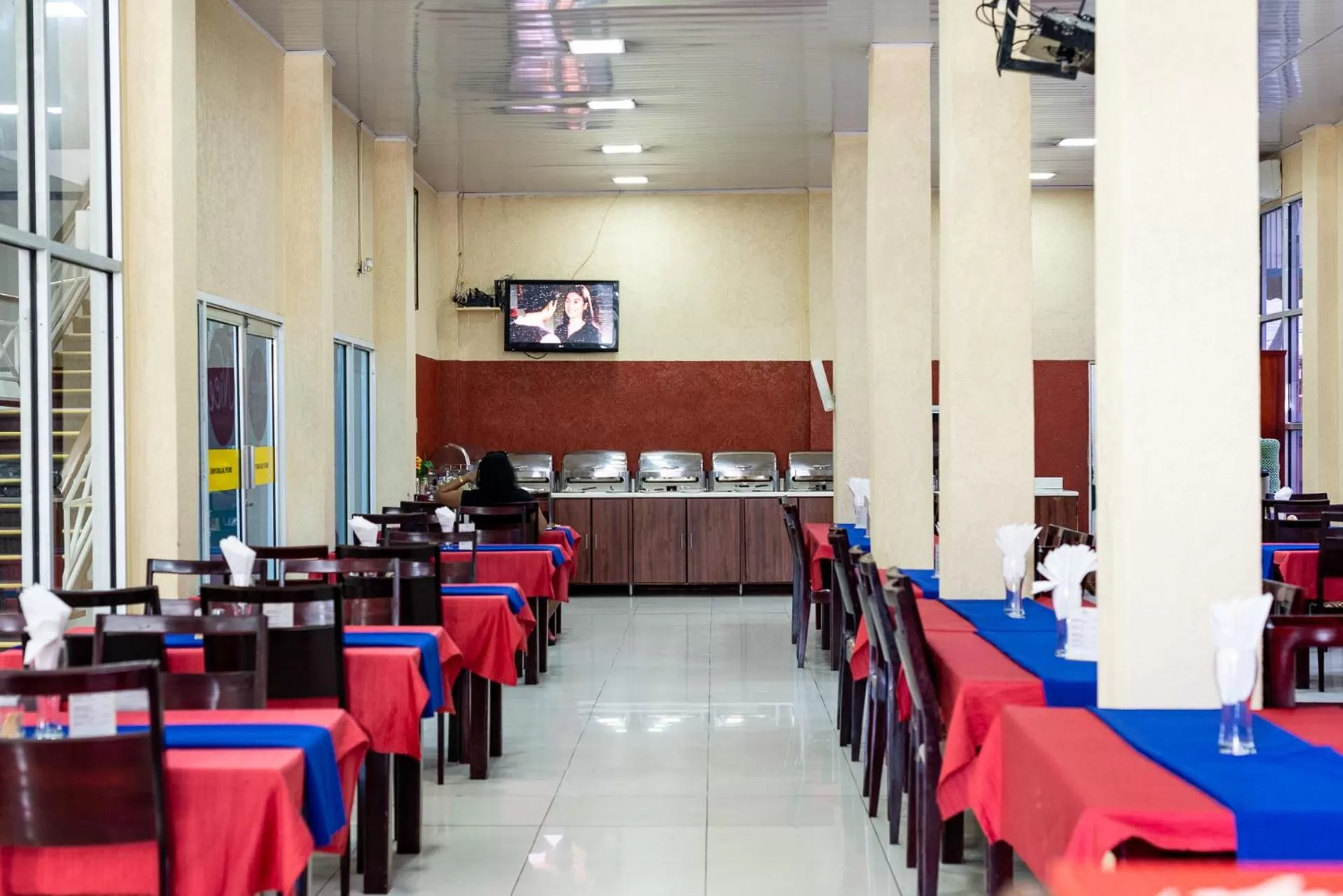 Restaurant/Places to Eat in Status International Hotel