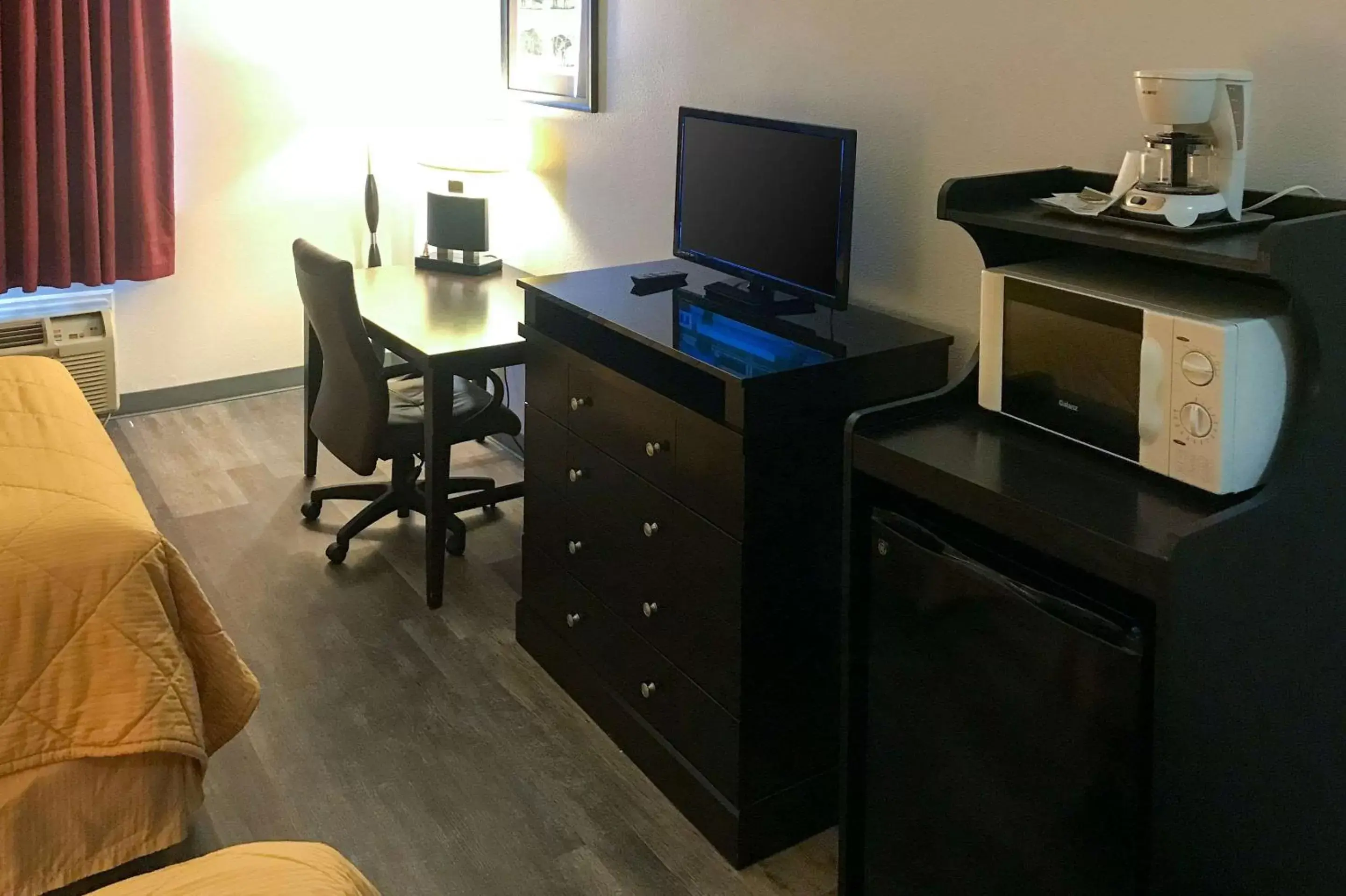 Queen Room with Two Queen Beds - Smoking in Rodeway Inn Queen Room with Two Queen Beds - Smoking in Rodeway Inn