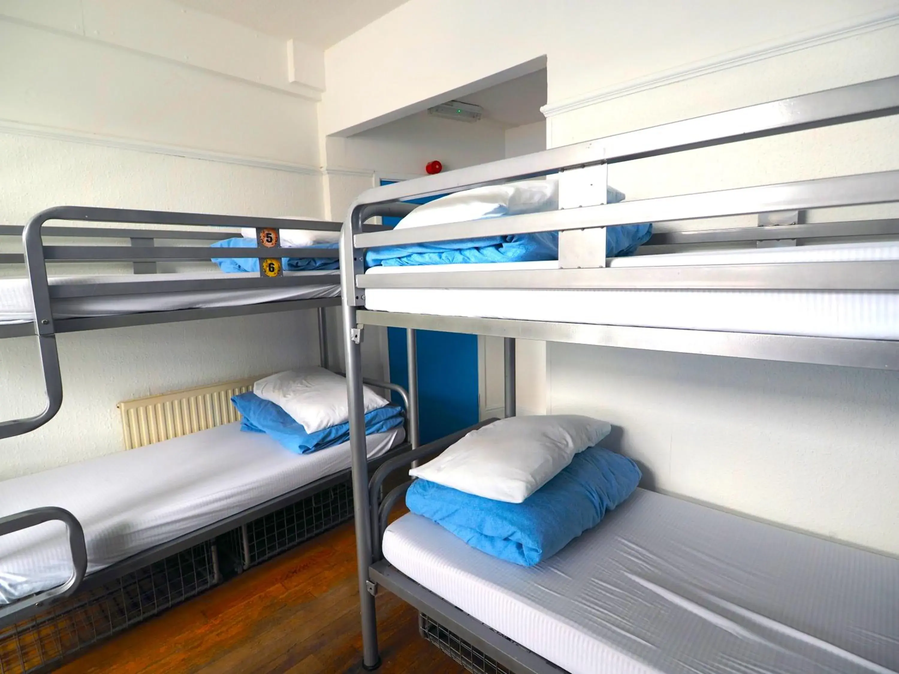 Bed in 6-Bed Mixed Dormitory Room with Shared Bathroom in St Christopher's Inn Newquay Bed in 6-Bed Mixed Dormitory Room with Shared Bathroom in St Christopher's Inn Newquay
