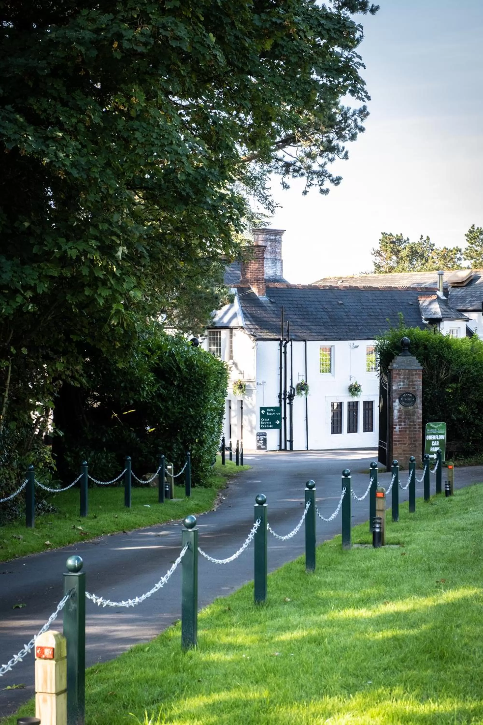 Facade/entrance in Manor Parc Hotel
