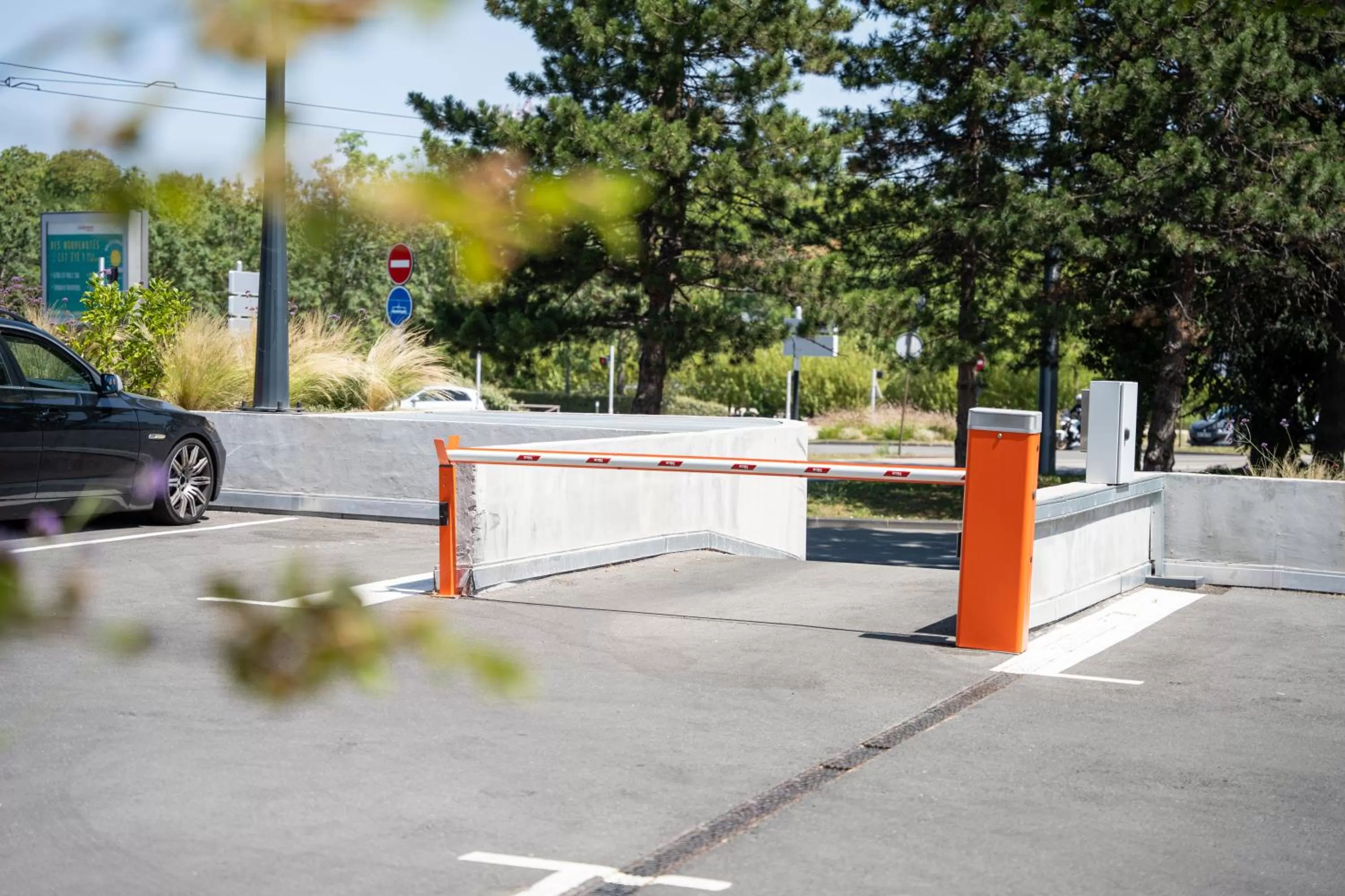 Parking in Aiden by Best Western Clermont-Ferrand Hotel & Spa