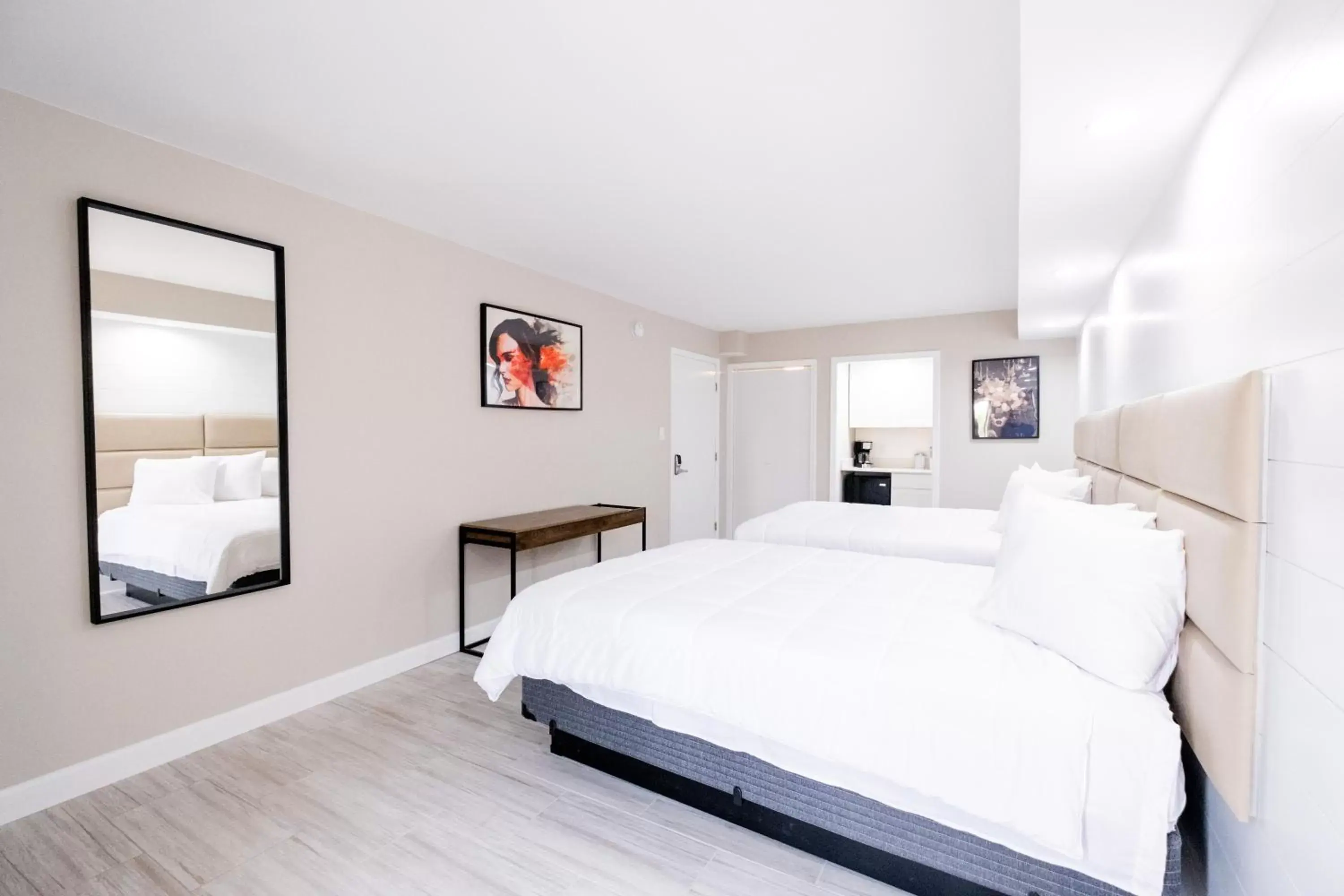 Deluxe Double Room with Balcony in 300 Tenth Deluxe Double Room with Balcony in 300 Tenth