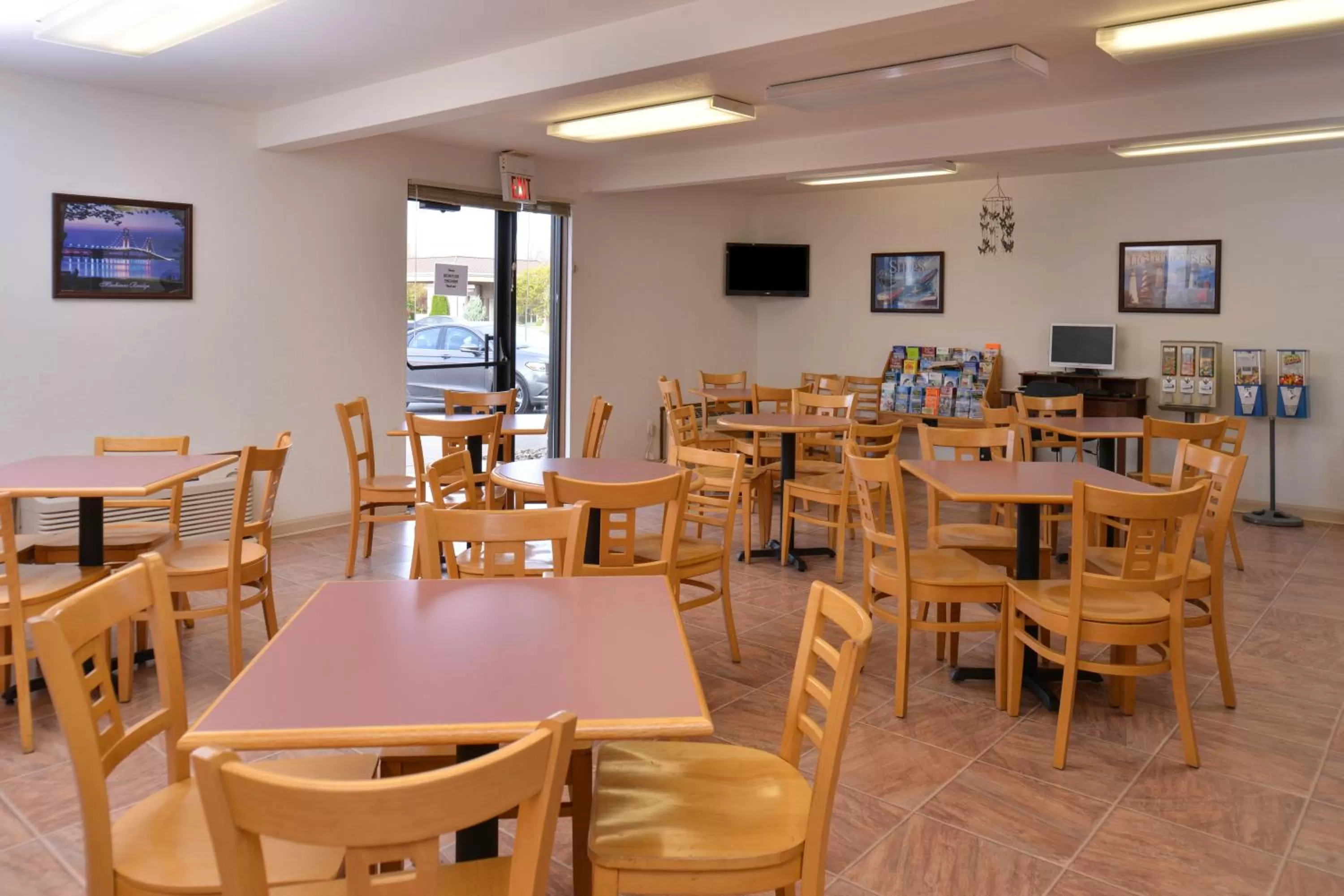 Food and drinks in Americas Best Value Inn & Suites-Birch Run