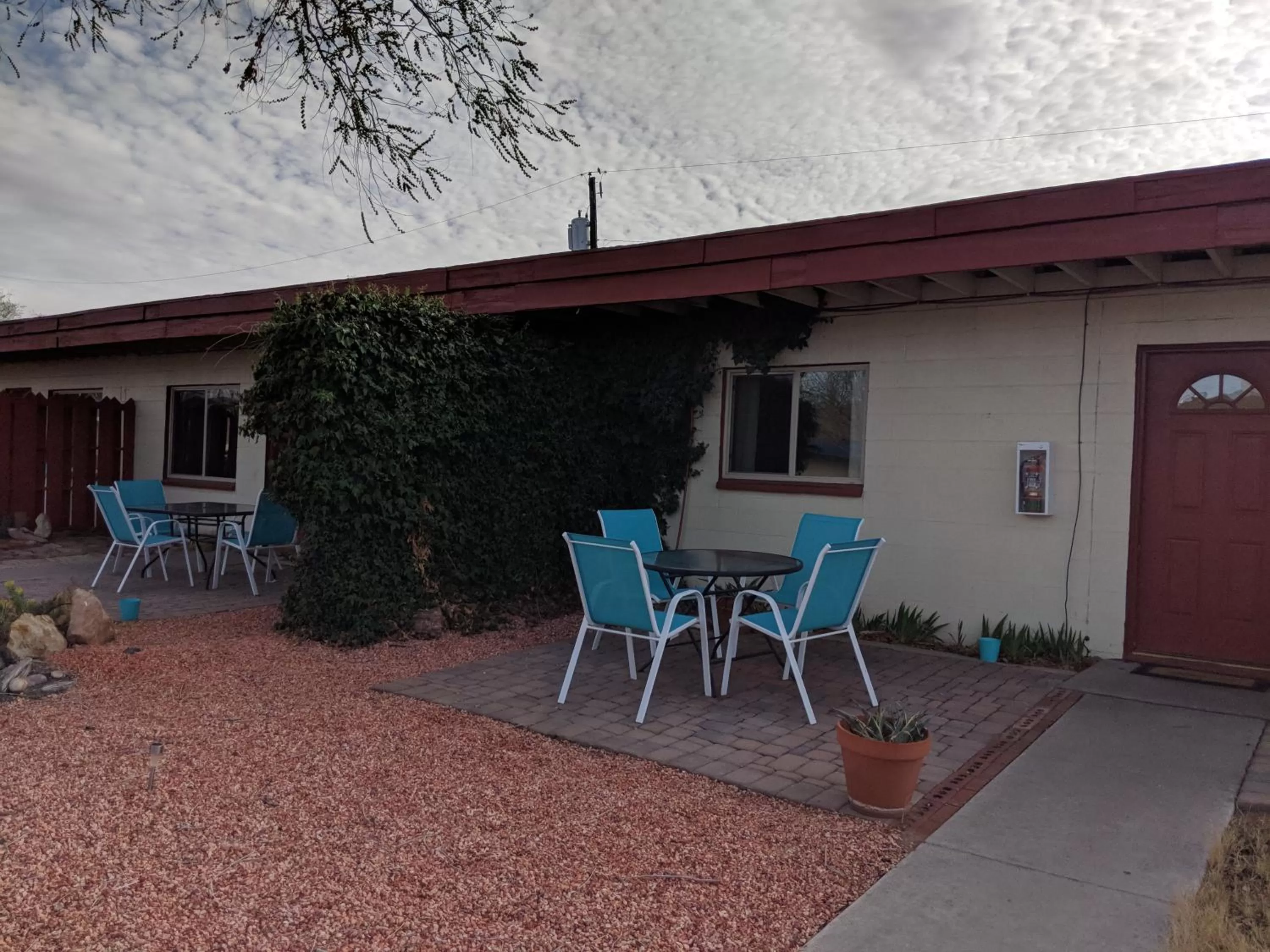 Patio in Red Rock Motel and Dam Motel