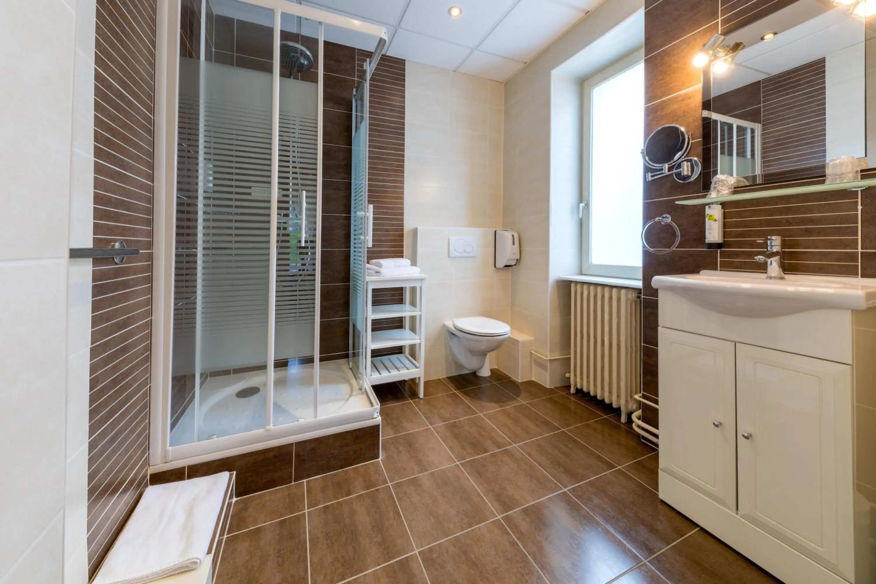 Bathroom in La Commanderie de Champarey