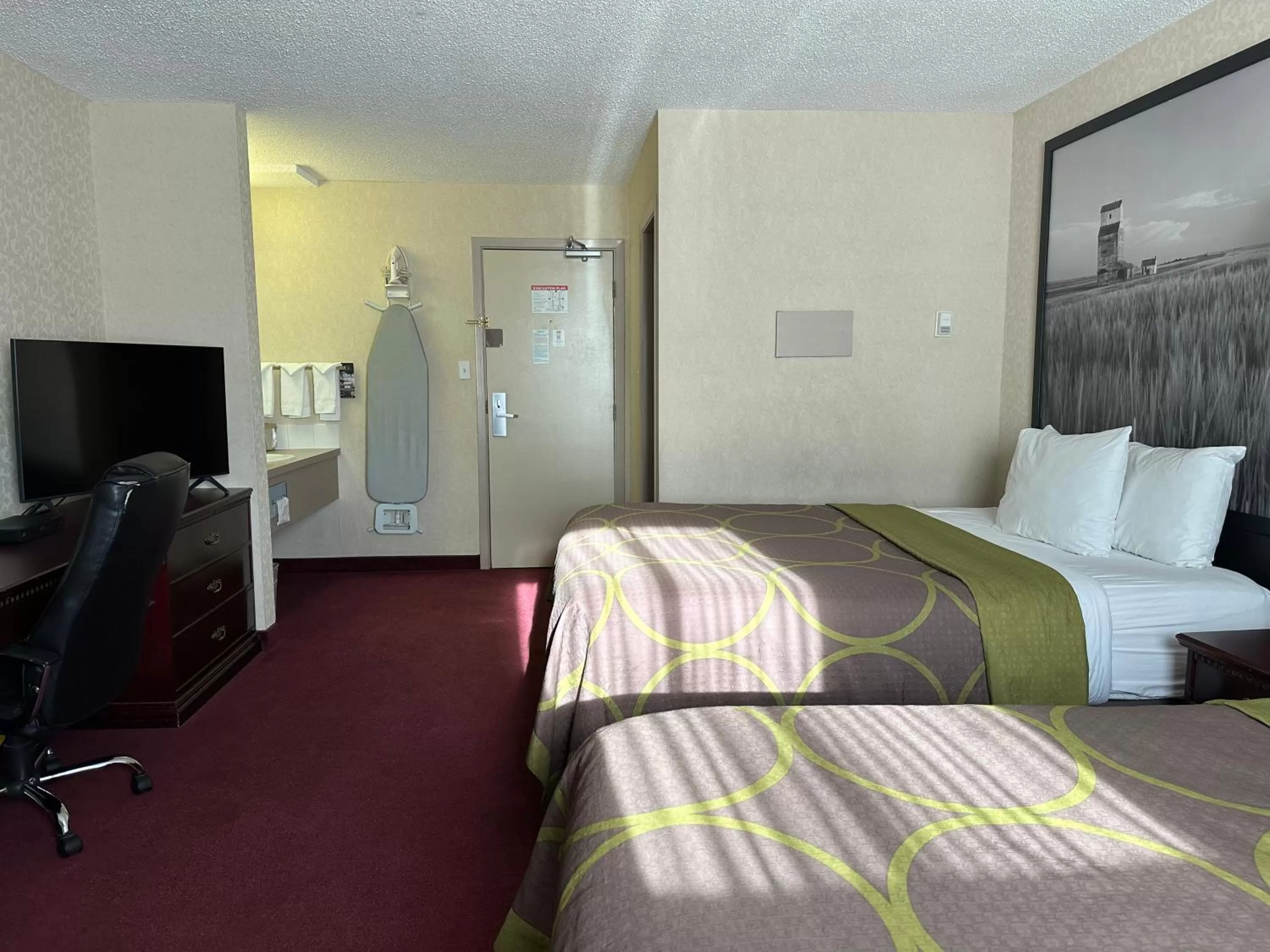 Photo of the whole room, Bed in Super 8 by Wyndham Lethbridge