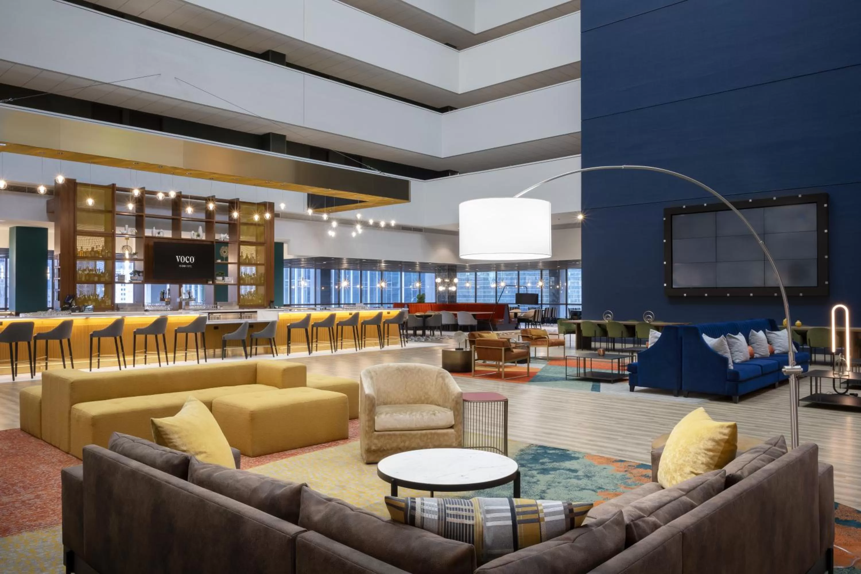 Communal lounge/ TV room in voco Chicago Downtown - Riverwalk by IHG