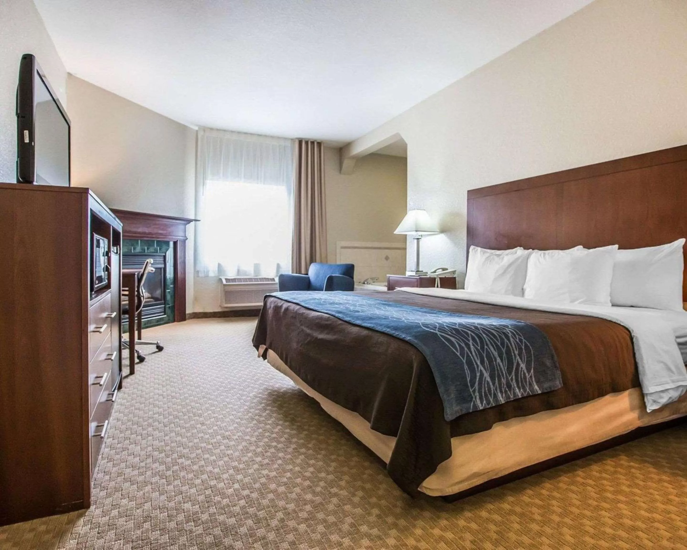 Photo of the whole room, Bed in Quality Inn & Suites Dixon near I-88