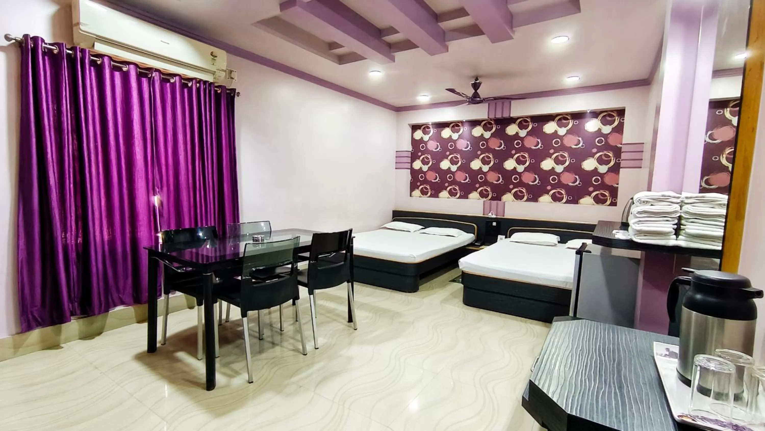 Restaurant/Places to Eat in Hotel Samrat