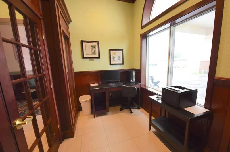 Business facilities in Mackinaw Beach and Bay Inn & Suites